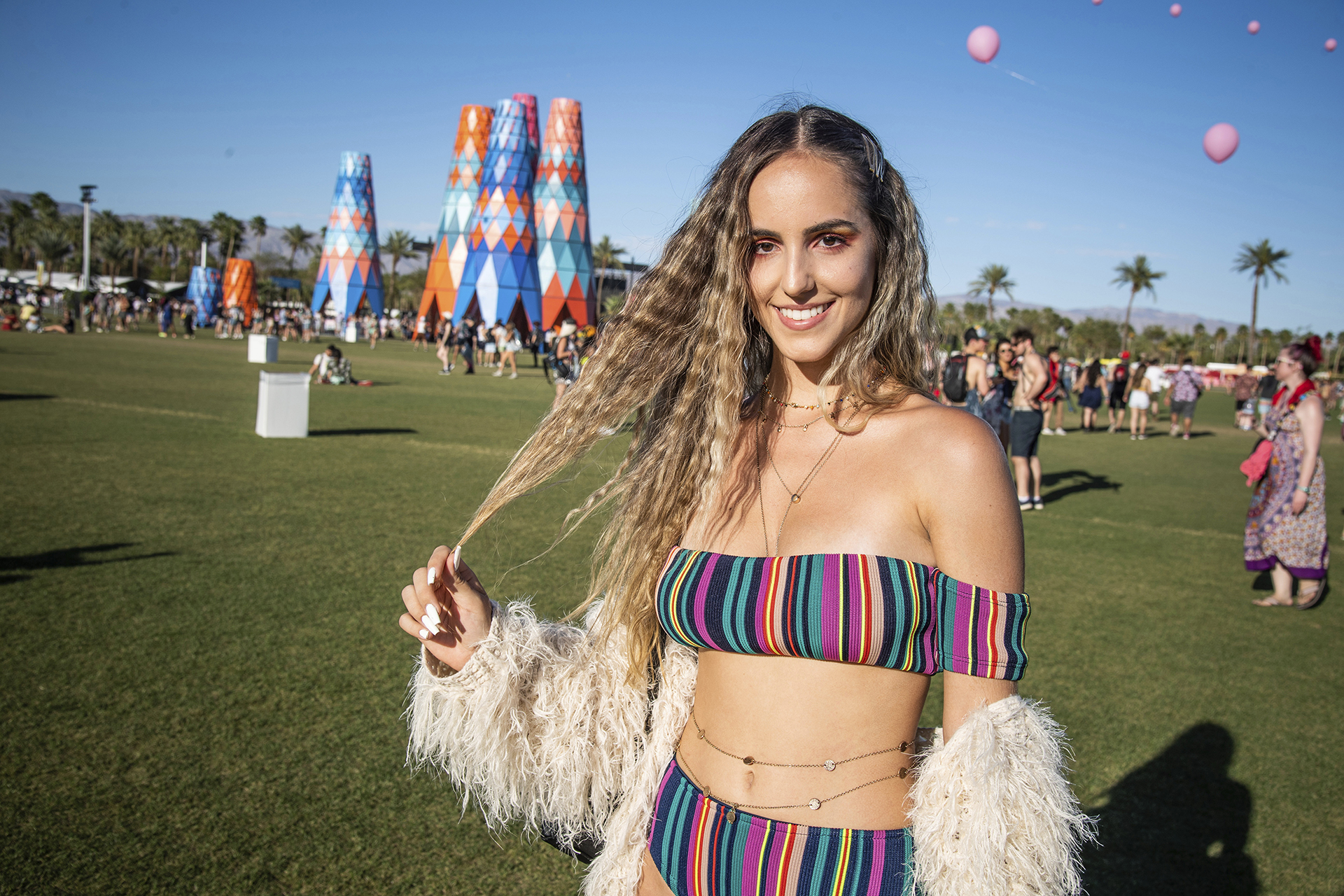 Las rayas y el abrigo yeti, una tendencia que viene desde Los Ángeles y va a pisar fuerte en la temporada de abrigos para el invierno. Para el look en el pelo, un frizz