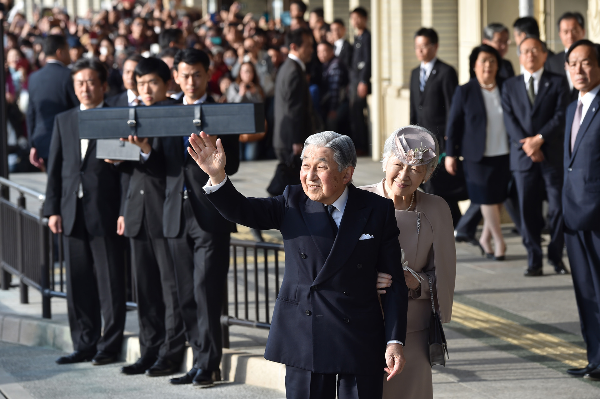 El emperador Akihito y su mujer, la emperatriz Michiko, saludan a su llegada a Ujiyamada Station