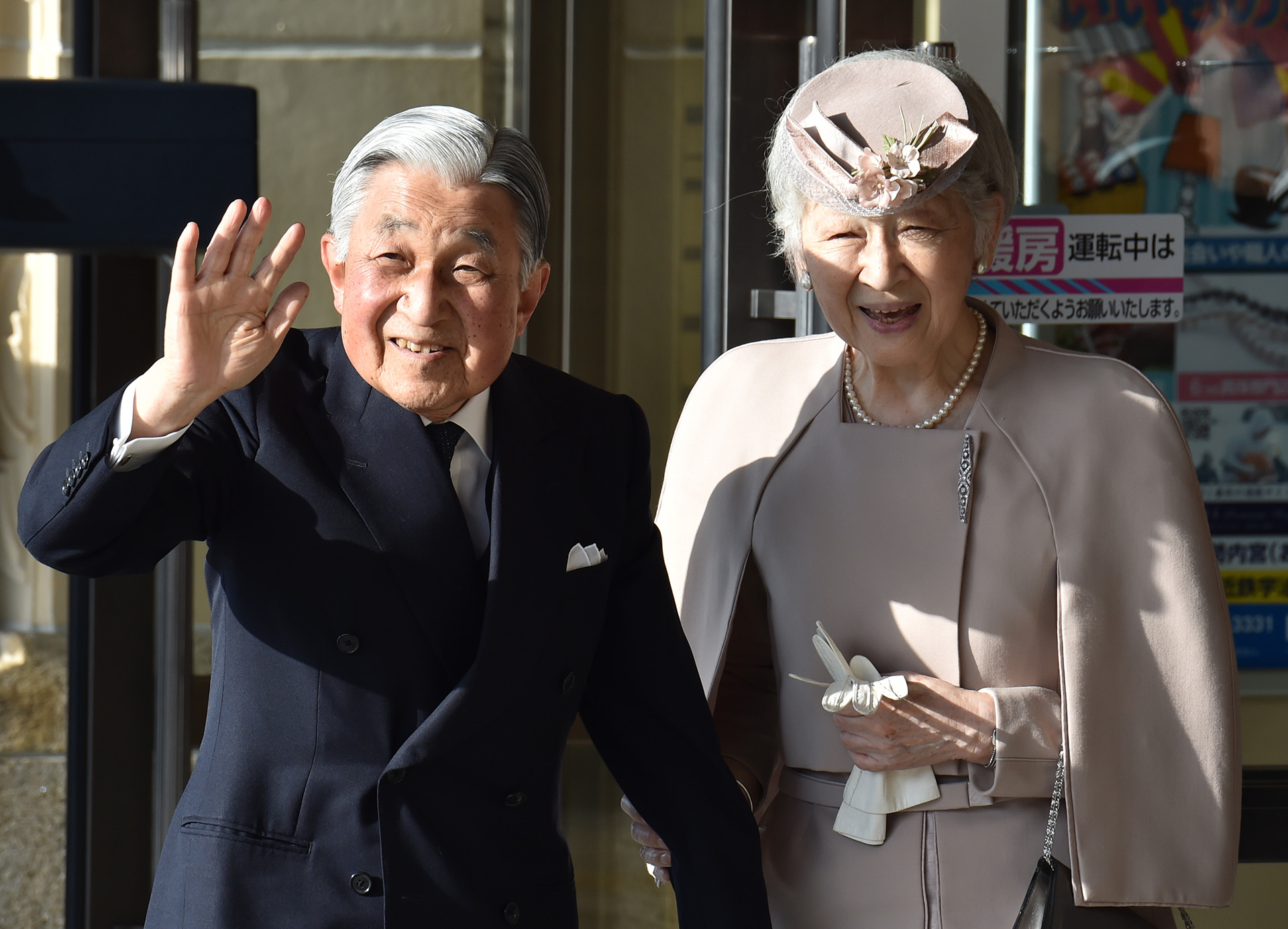 Está previsto que Akihito visite la tumba de su predecesor en el mausoleo imperial de Musashino, en las afueras de Tokio, entre otros actos oficiales en los que participará hasta celebrar su última audiencia como emperador ante representantes políticos