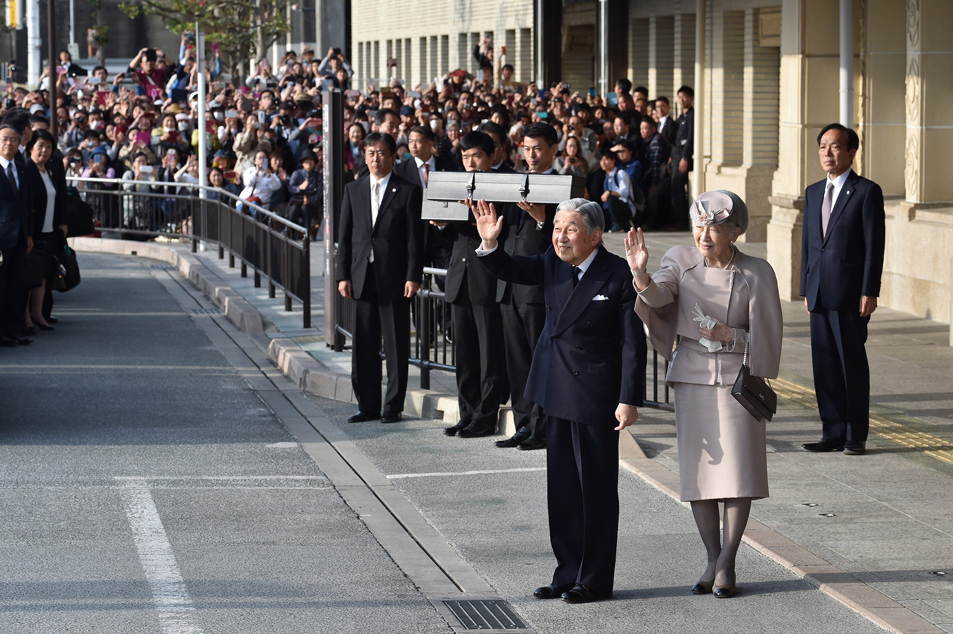 Naruhito ascenderá al Trono de Crisantemo el 1 de mayo, una vez que pasen a sus manos dos Tesoros Sagrados y una réplica del tercero restante, el espejo Yata no kagami, cuyo original se custodia en el santuario de Ise