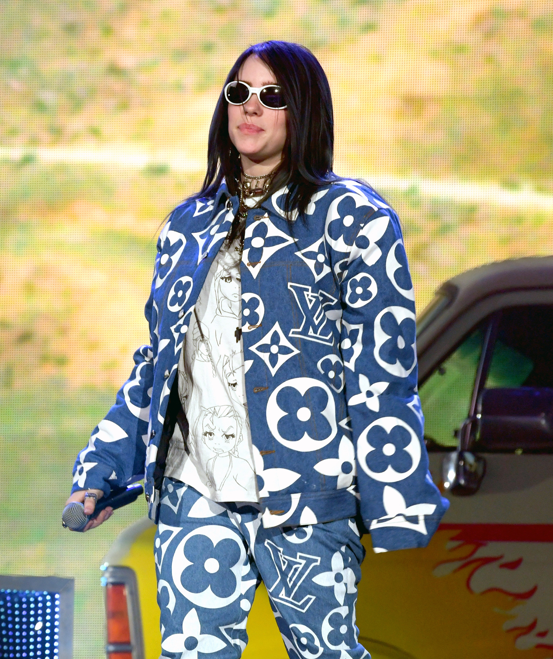 Billie Eilish la cantante del momento apostó a la tendencia it: logomanía con un conjunto en denim de chaqueta y pantalón de denim de Louis Vuitton junto a una remera estampada. La cantante lo completó con una gargantilla dorada y anteojos al estilo vintage