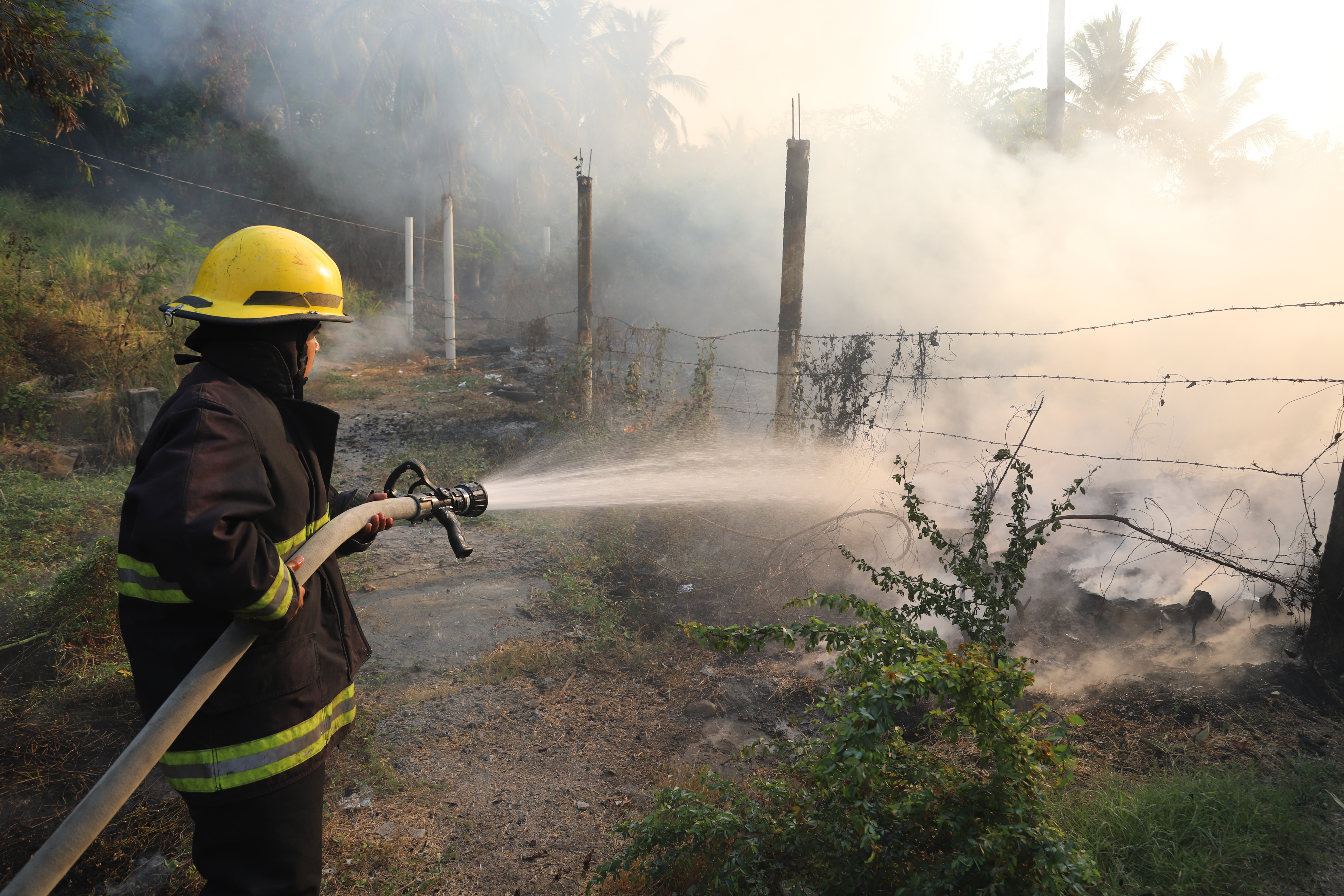 Un bombero intenta contener un incendio en Acapulco (Foto: Bernandino Hernández/ Cuartoscuro)