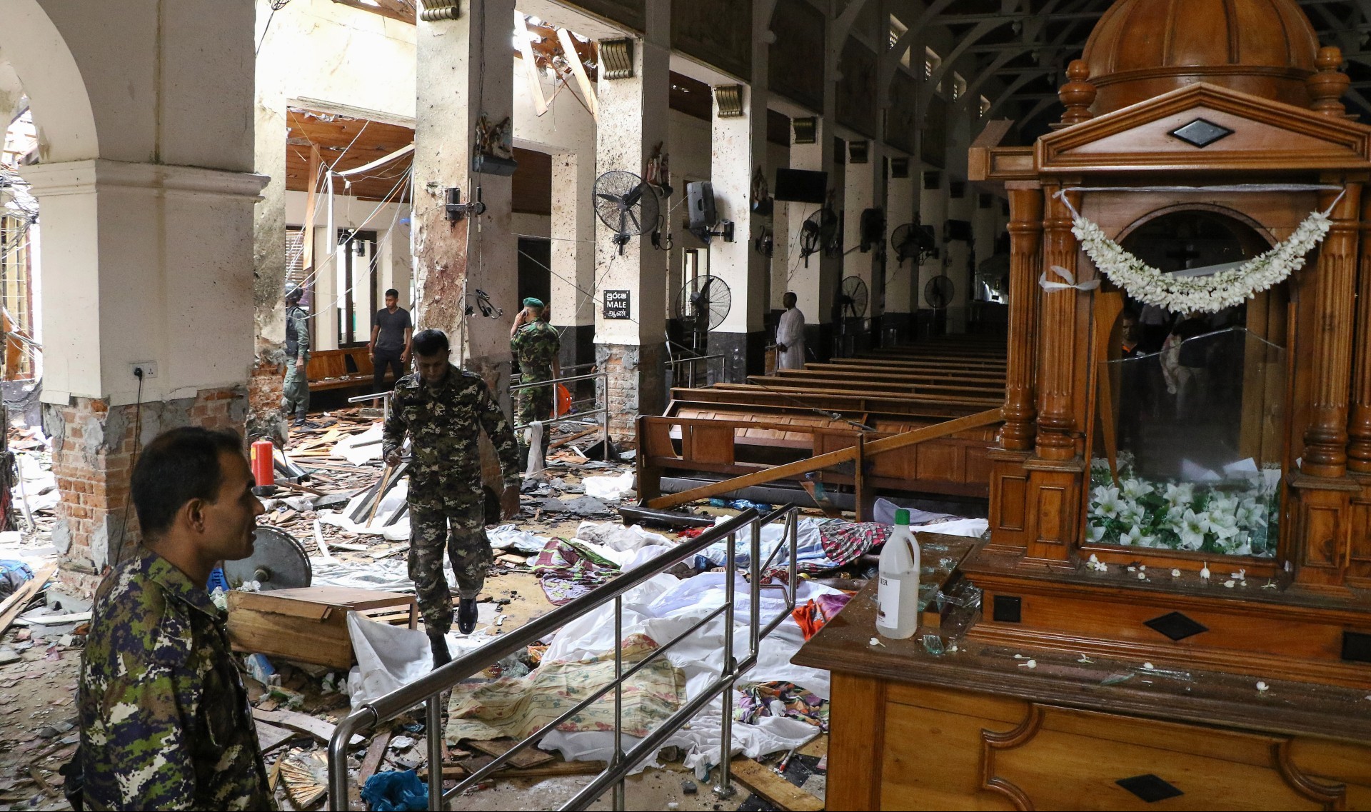 El interior del Santuario de San Antonio tras el ataque (ISHARA S. KODIKARA / AFP)