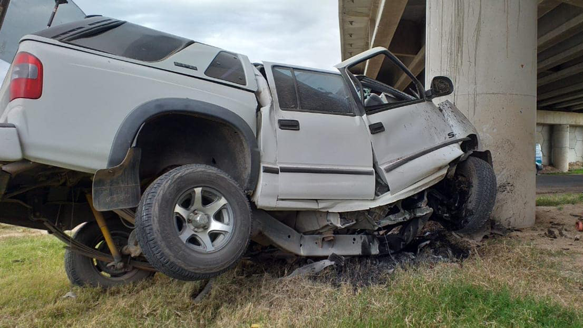 La Chevrolet S-10 de Presviterio tras impactar contra el puente en el ingreso a Elena