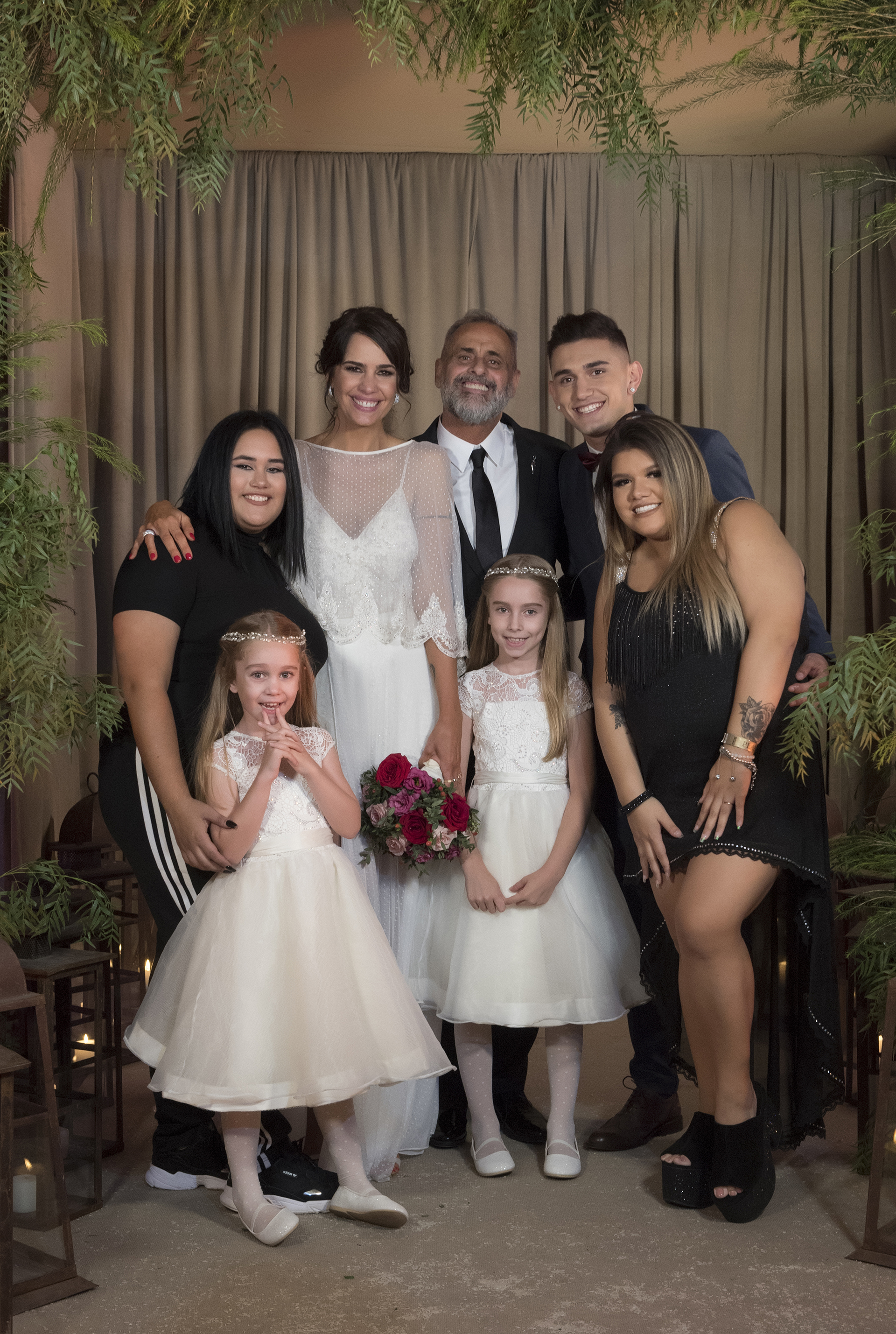 (¡Y los nuestros!) Porque Rial y Romina lograron ensamblar una hermosa familia: “Nos convertimos en legión. En indestructibles”, destacó el conductor de América, antes de la boda