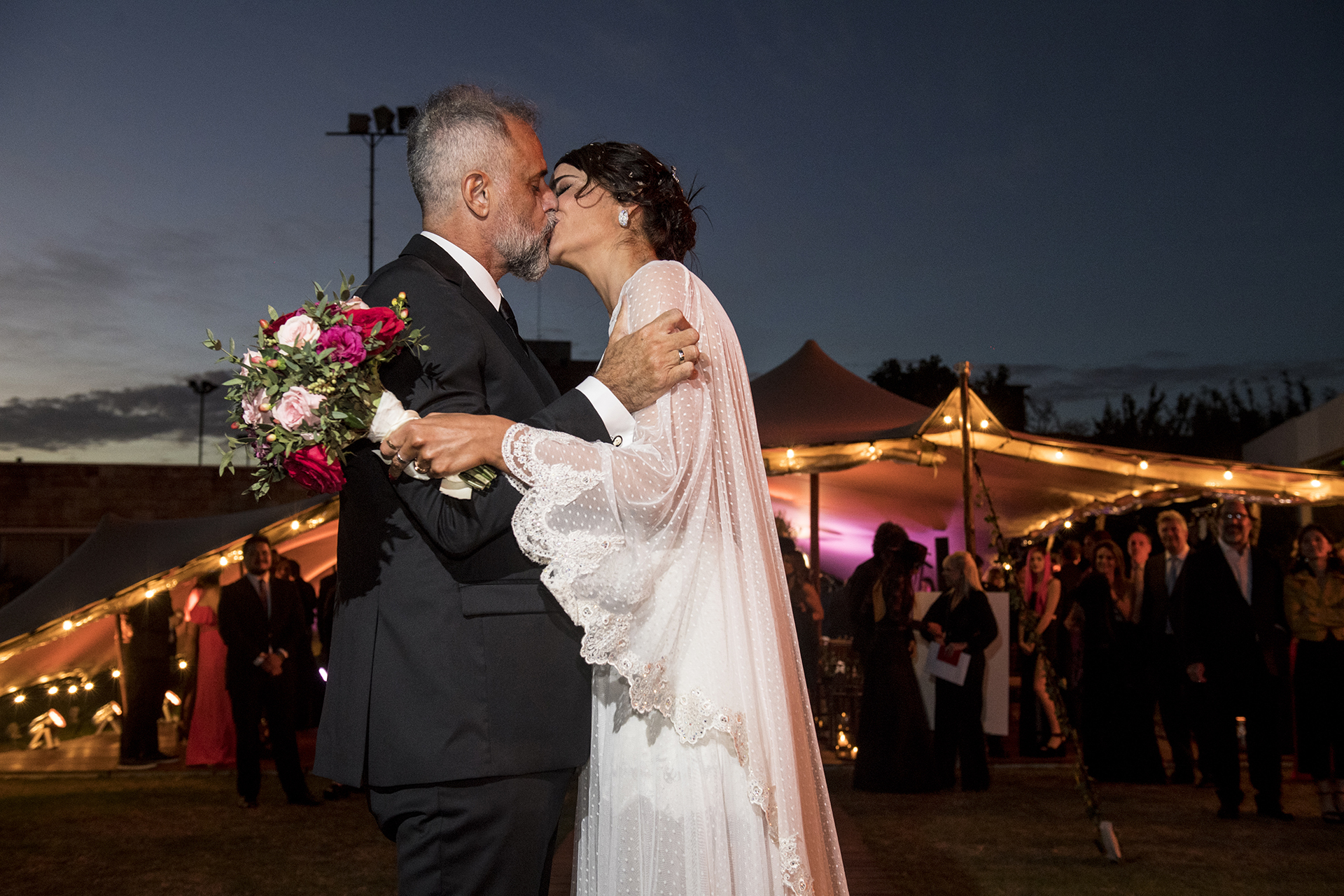 La celebración del amor: Jorge Rial y Romina Pereiro “sellaron todo con un beso…”, como cantaba Fito Páez
