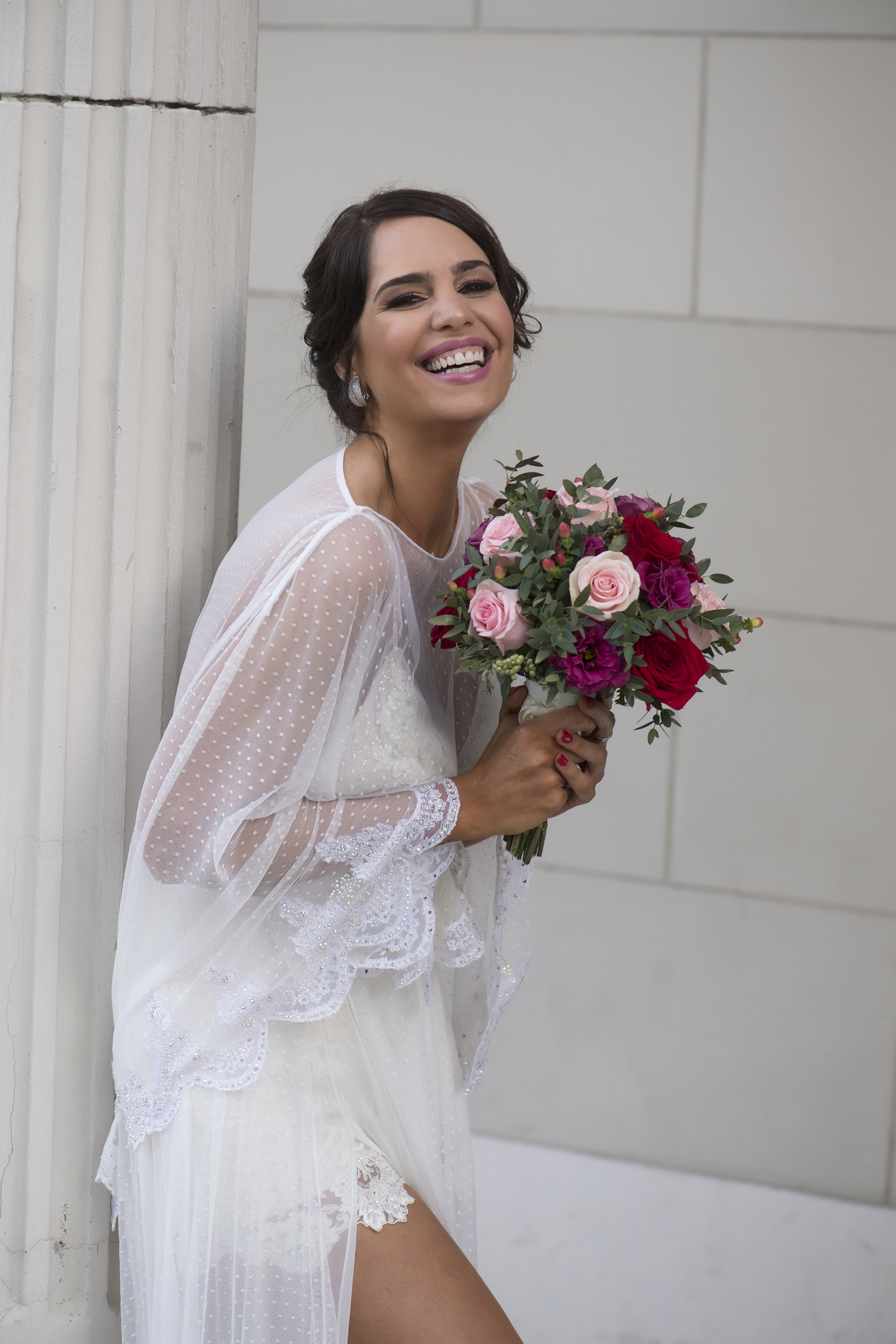 El peinado, realizado a mano por Tita Cole Bridal, fue un tocado salpicado de cristales sobre peineta