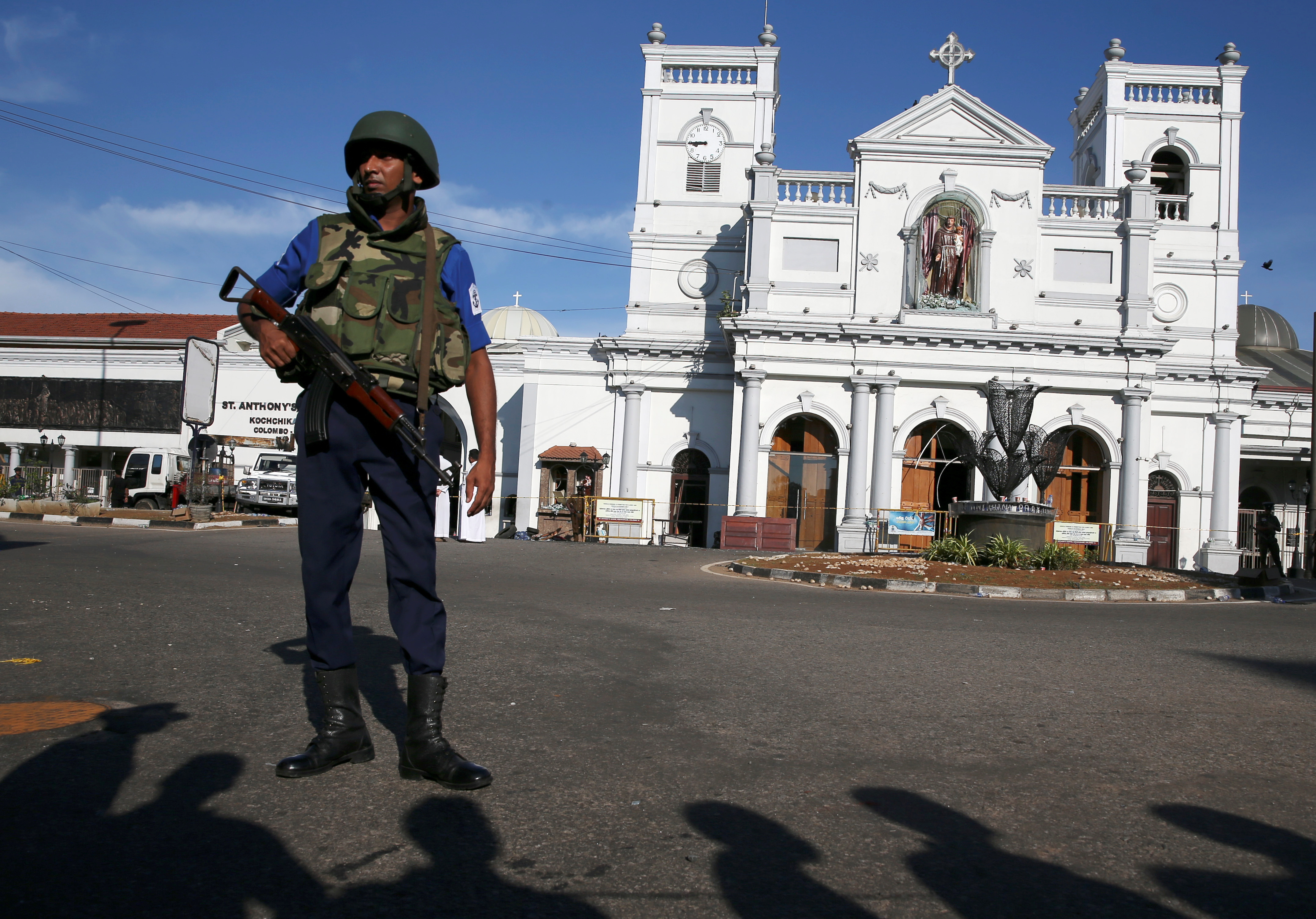 Un militar frente a la iglesia de San Antonio en Colombo (REUTERS/Athit Perawongmetha)