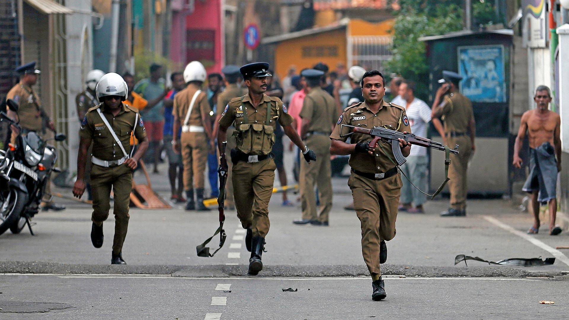 Miembros de las fuerzas de seguridad de Sri Lanka tras los ataques (Reuters)