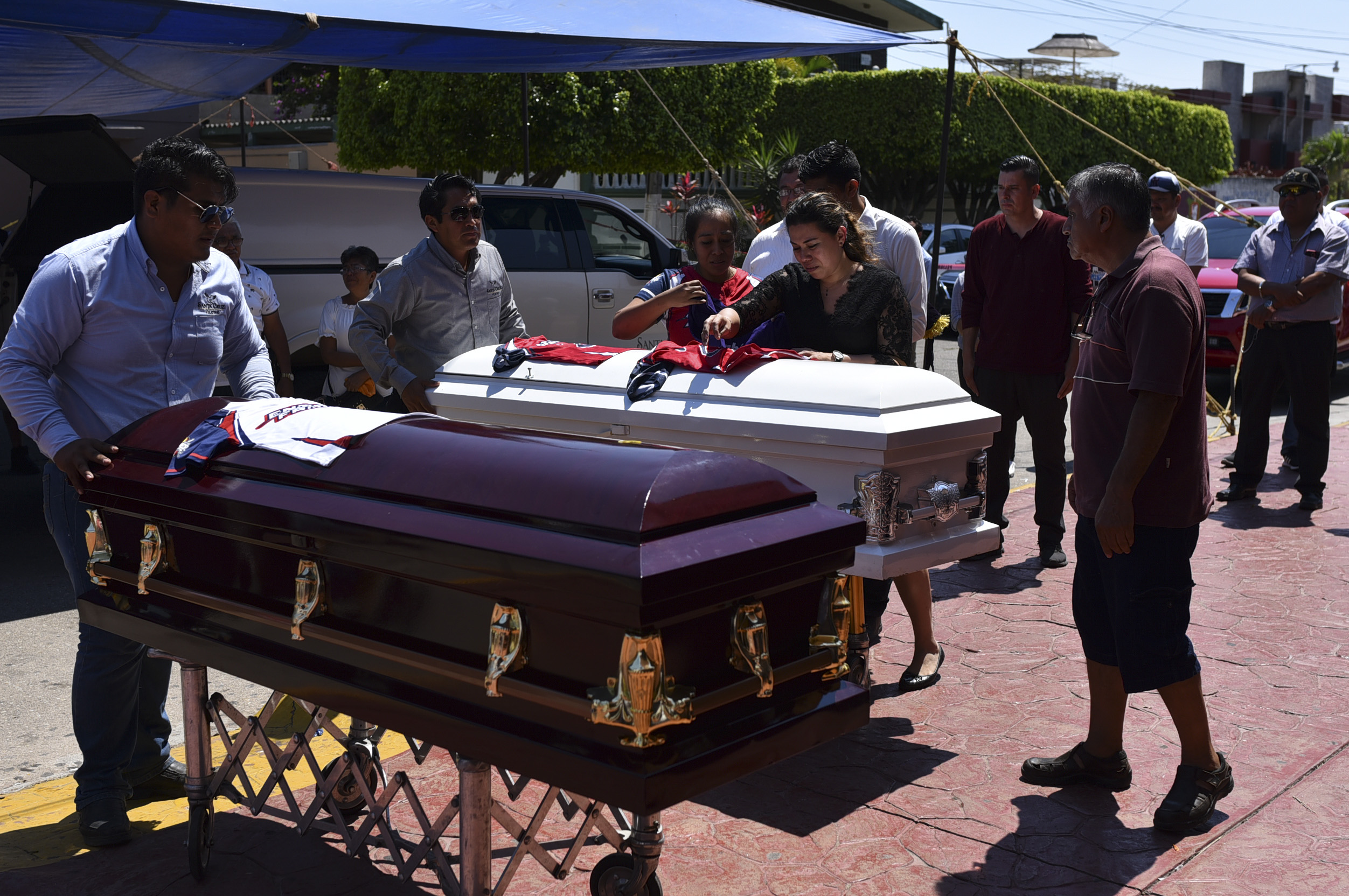 Los ataúdes fueron colocados en el centro del diamante del Estadio Beto Ávila (Foto: Cuarto Oscuro)