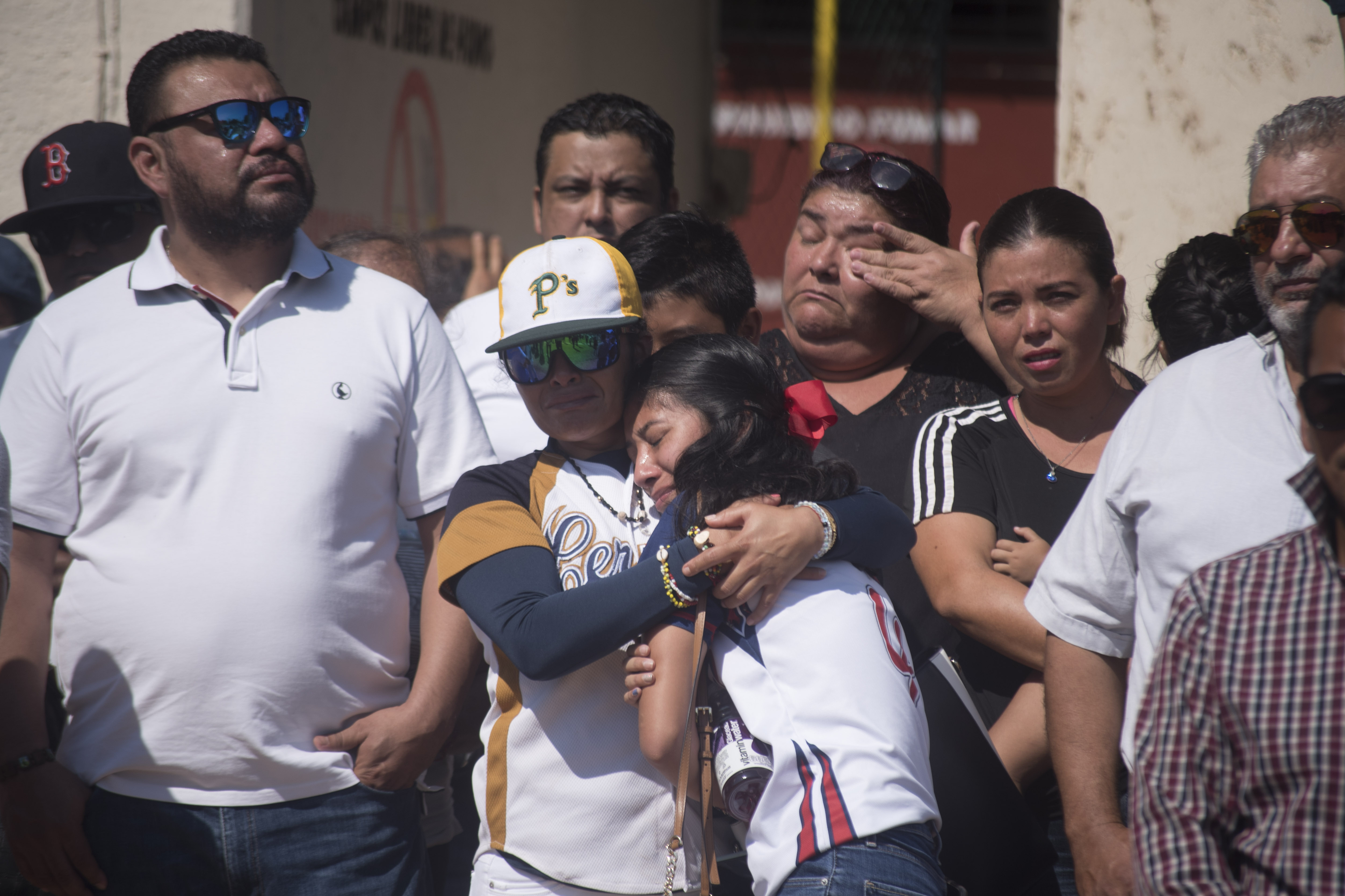 Los asistentes manifestaron su dolor y tristeza por la pérdida de César Hernández, el pequeño Santiago e Irma Álvarez (Foto: Cuarto Oscuro)