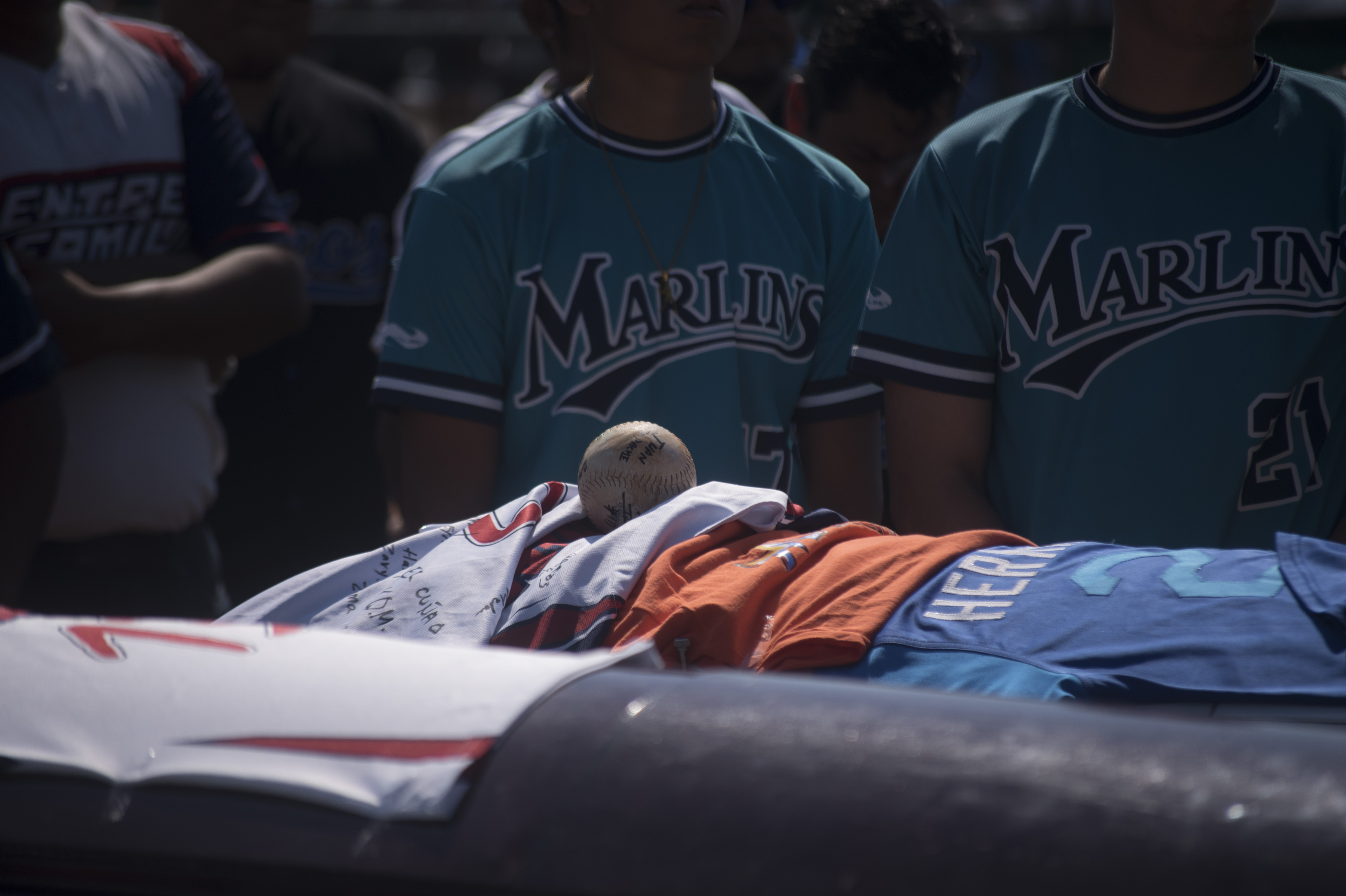 A los ataúdes se les colocaron camisola de los Marlins, equipo que dirigía César Hernández (Foto: Cuarto Oscuro)
