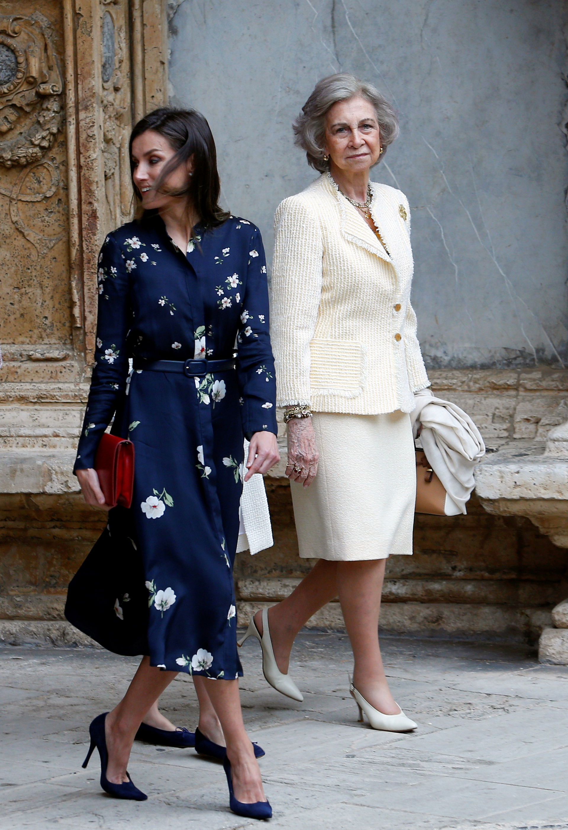 Letizia eligió un vestido azul noche con pequeñas estampas, mientras que su suegra escogió un conjunto de blazer y falda