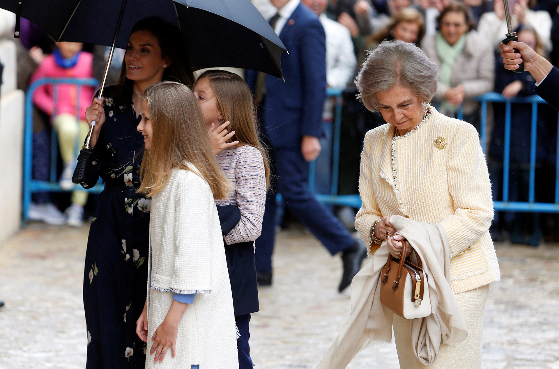 Sofía combinó su ropa con una pequeña cartera de mano