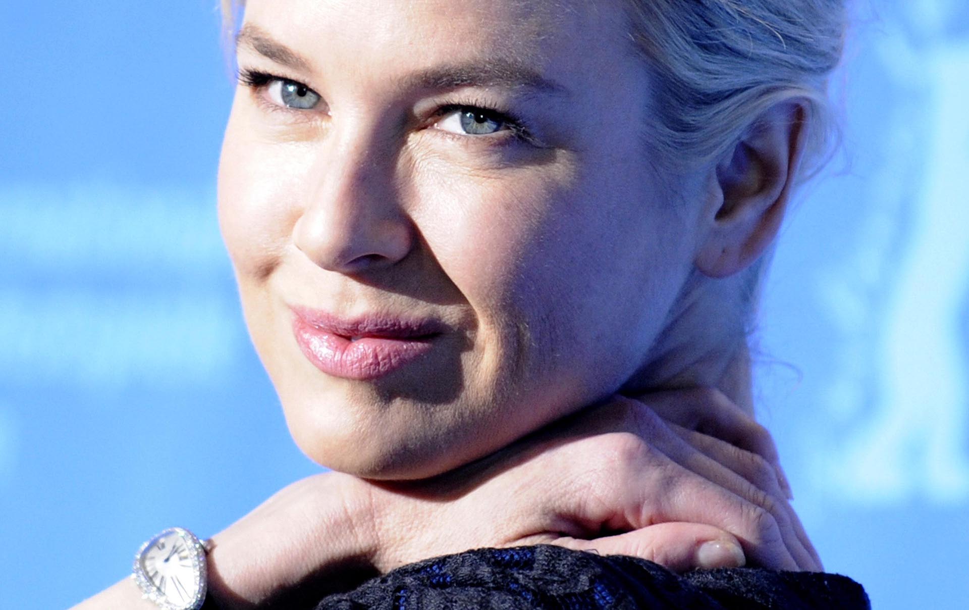 Expertos en belleza aseguraron que Zellweger retocó su nariz, además de realizarse un estiramiento en los párpados y aplicarse bótox en la frente, quedando con un aspecto casi sin expresiones