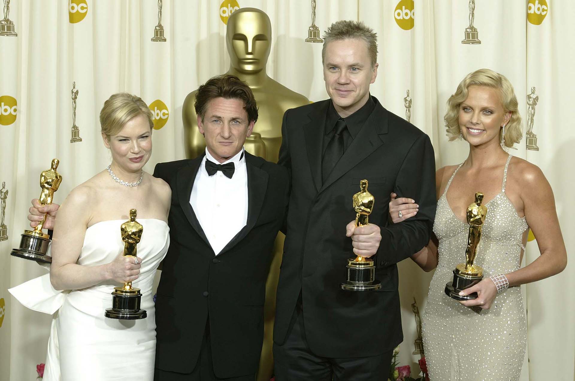 Renée Zellweger con su premio Oscar por su papel en el drama “Cold Mountain” junto a Sean Penn, Tim Robbins y Charlize Theron, los otros ganadores de la edición 73 de la Academia de Hollywood