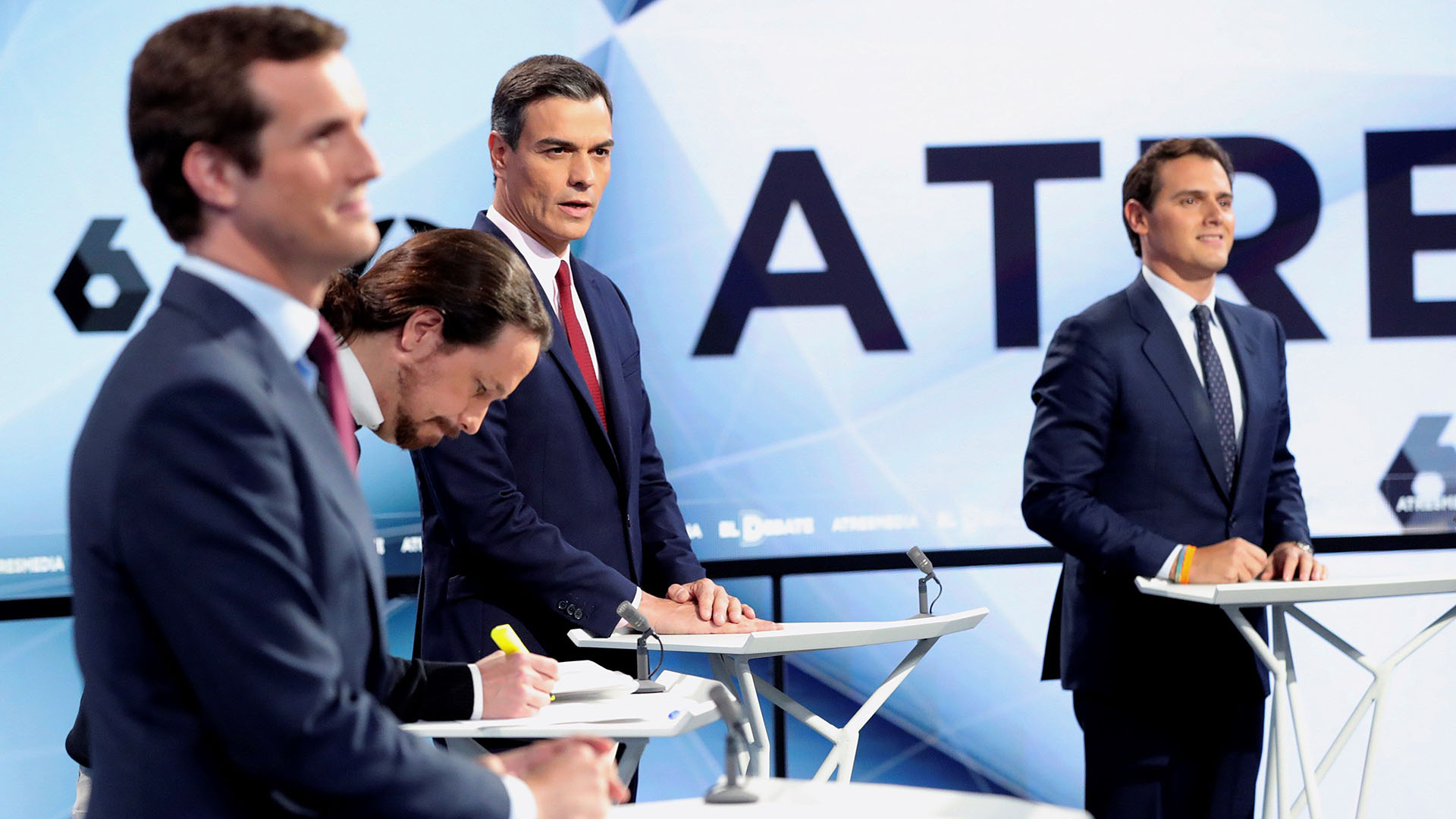 De izquierda a derecha, los candidatos a presidir el Gobierno de España tras las elecciones generales Pablo Casado (PP); Pablo Iglesias (Podemos) ; Pedro Sánchez (PSOE) y Albert Rivera (Cambiemos), antes del inicio del segundo debate electoral este martes en Madrid (Foto: EFE/JuanJo Martín)