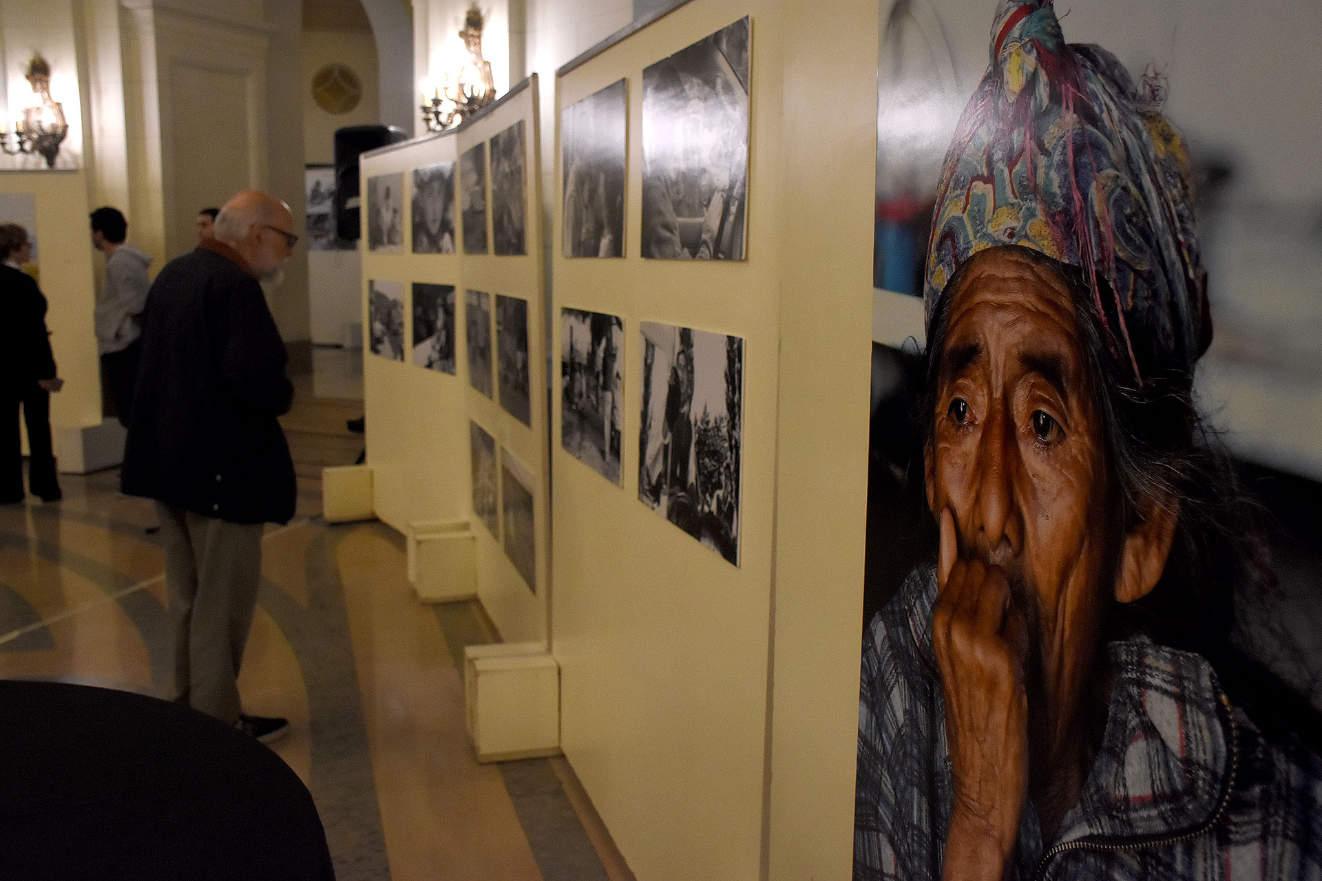 Los invitados a la inauguración recorriendo la muestra