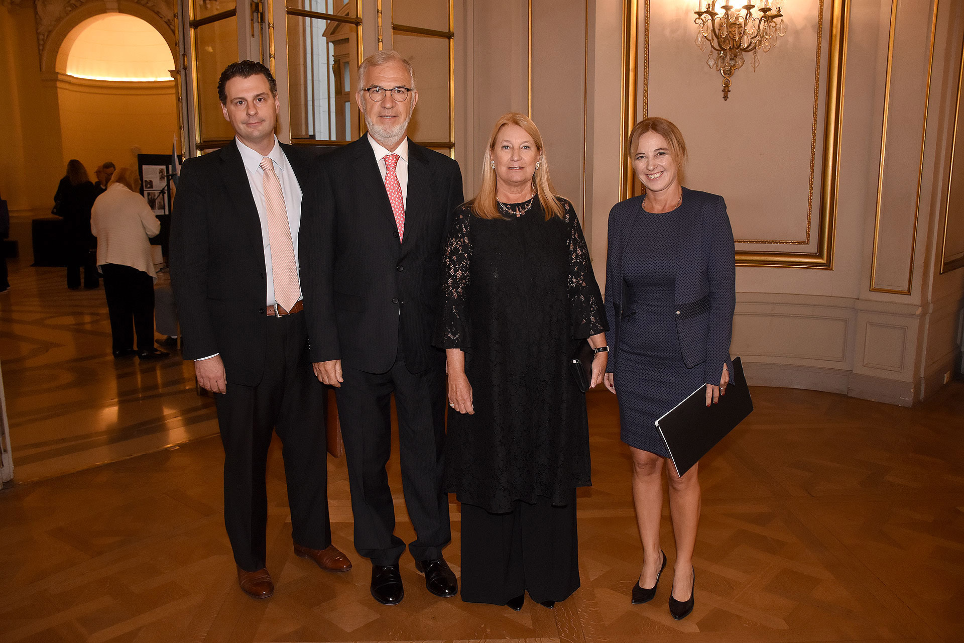 Sergio Eloy Domínguez junto a Guillermo Ambrogi, vicepresidente de la Fundación Teatro Colón; María Taquini de Blaquier, presidente de la Fundación Teatro Colón; y la diputada Carolina Estebarena