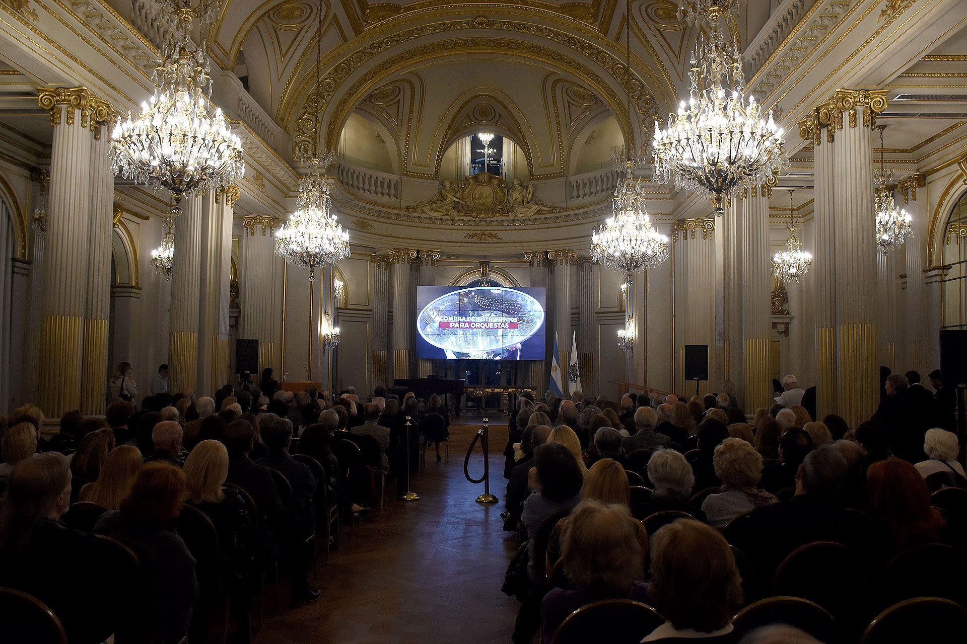 La Fundación Teatro Colón fue creada por un grupo de entusiastas amantes de la música y el arte