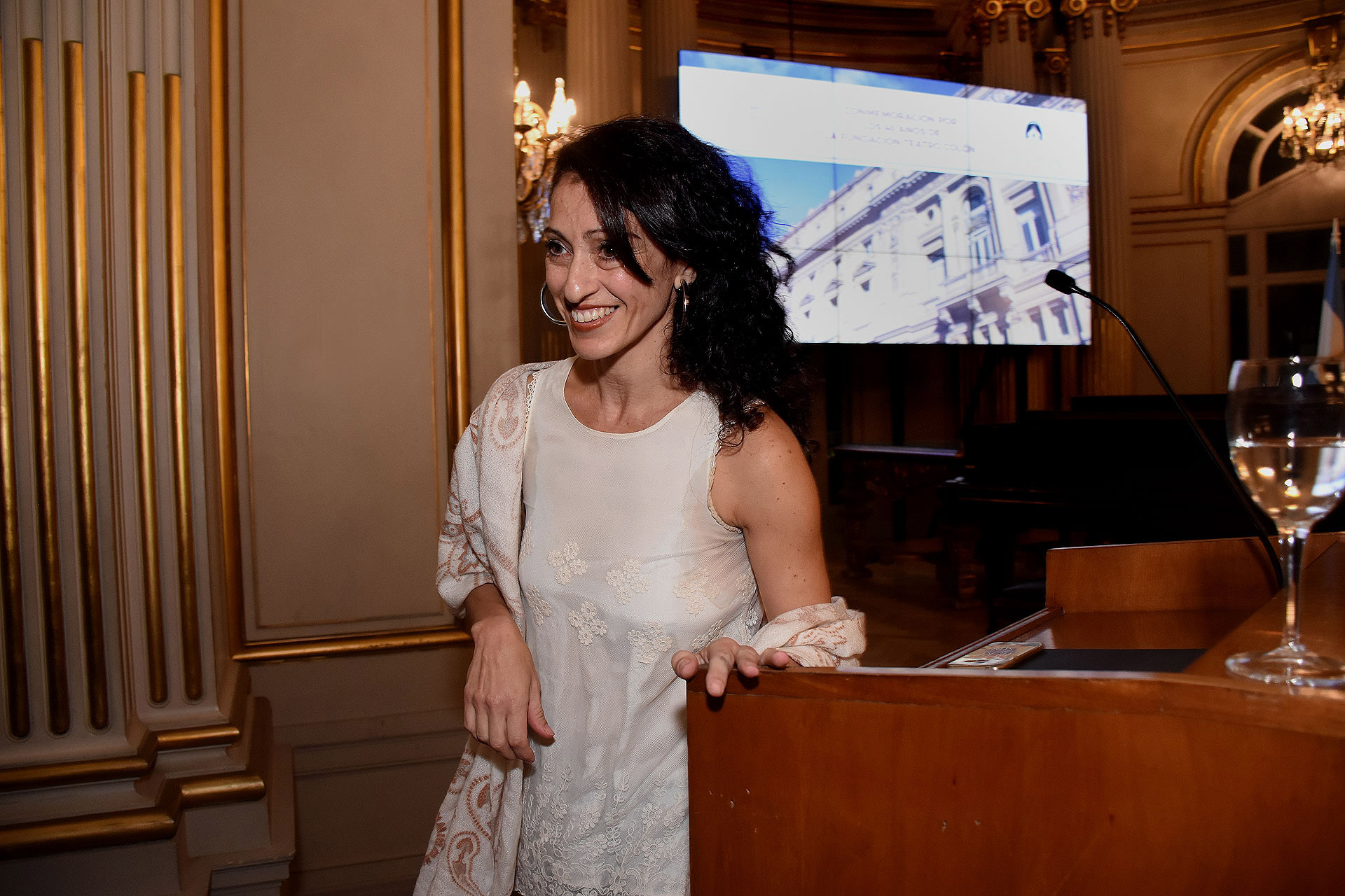 La bailarina Karina Olmedo, ex becaria de la Fundación Teatro Colón