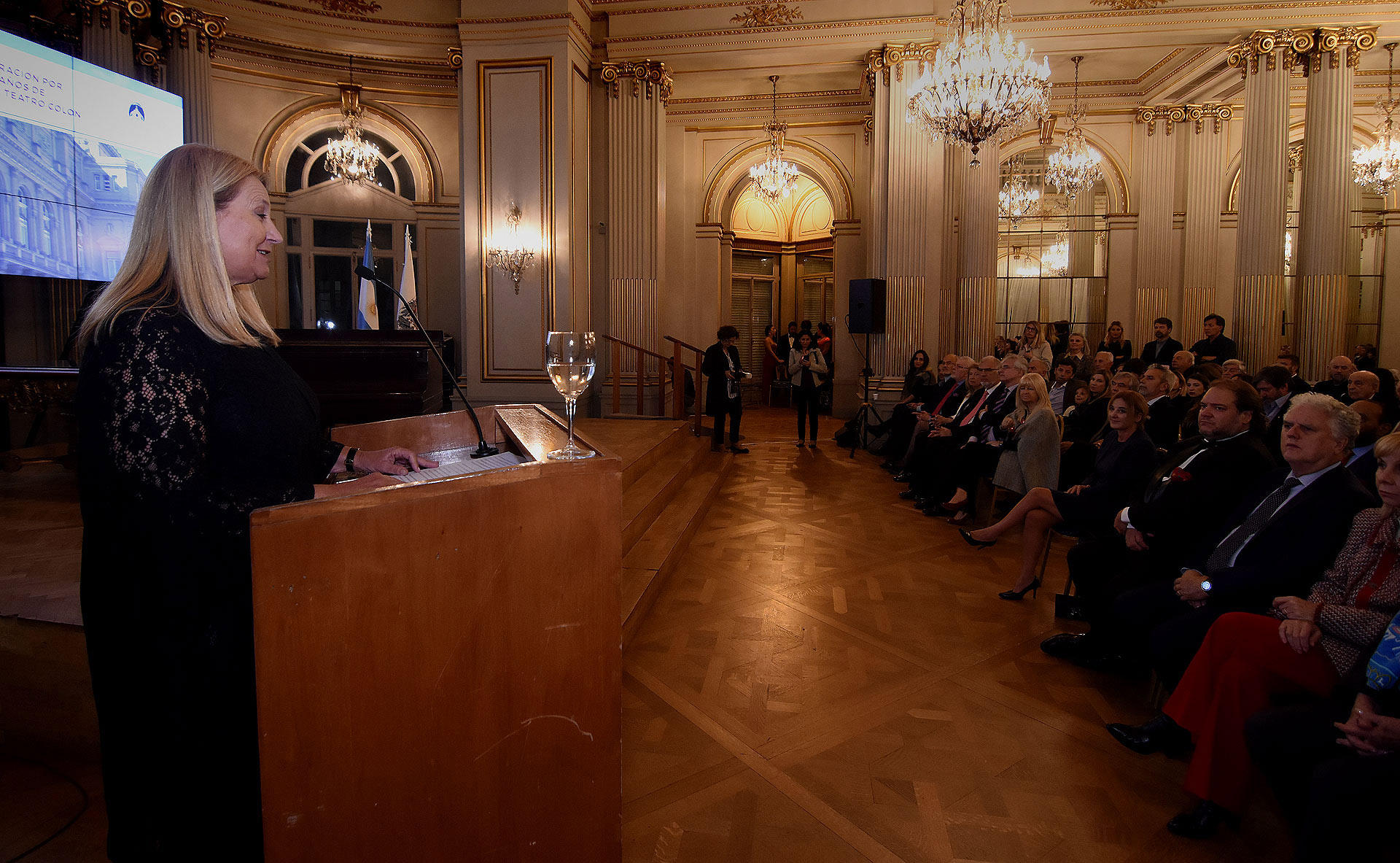 María Taquini de Blaquier durante su discurso. Entre los objetivos de la Fundación Teatro Colón se encuentran promover el arte musical, lírico y coreográfico, apoyar al Instituto Superior de Arte del Teatro Colón (ISATC) así como a los cuerpos artísticos y técnicos, organizar conferencias, seminarios y cursos relativos, instituir premios, becas y subsidios, y difundir la programación del Teatro a través de diversas publicaciones, además de solventar el mantenimiento del edificio