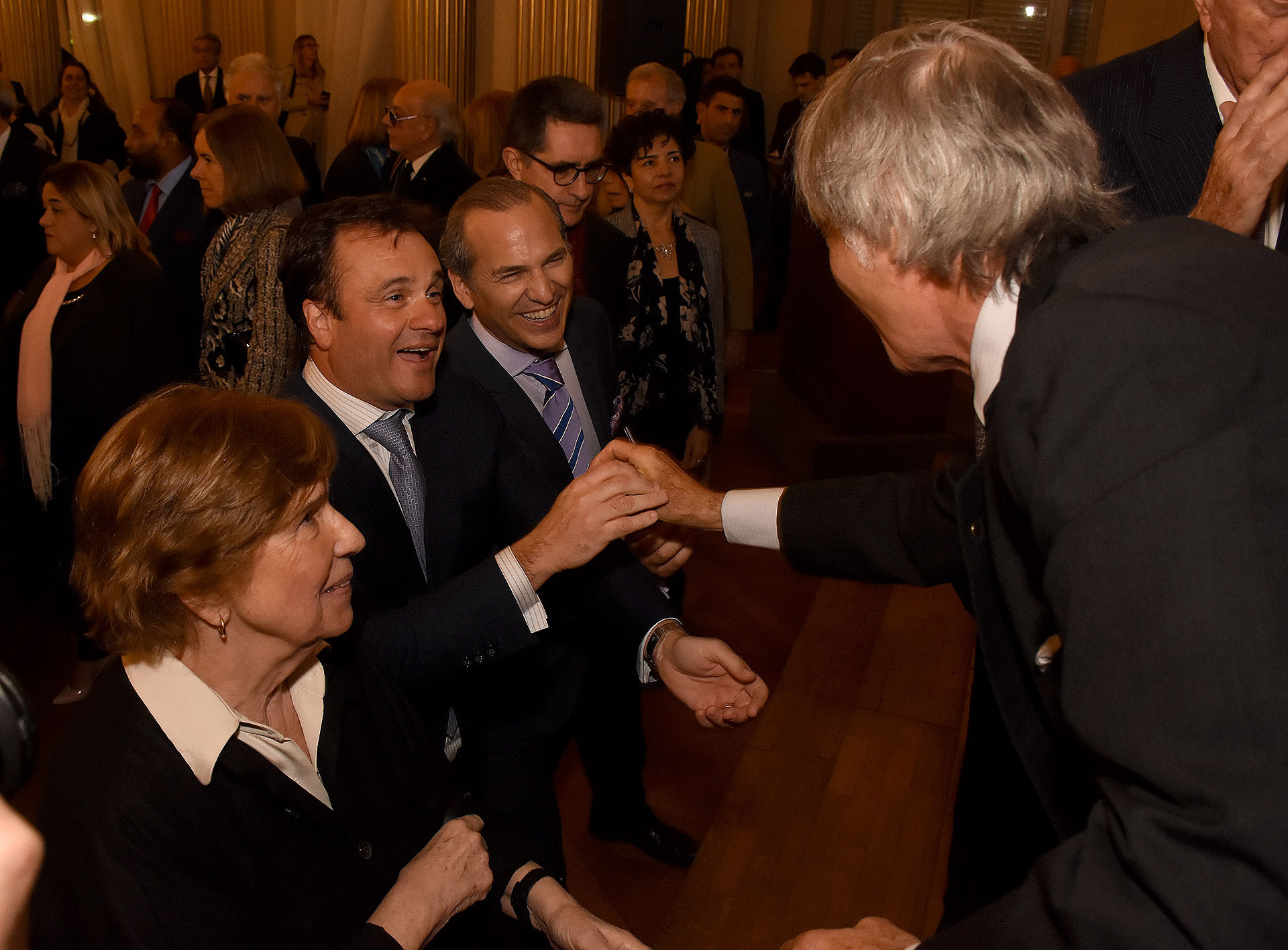 Juan Pablo Maglier y Javier Iturrioz saludan a Charlie Blaquier