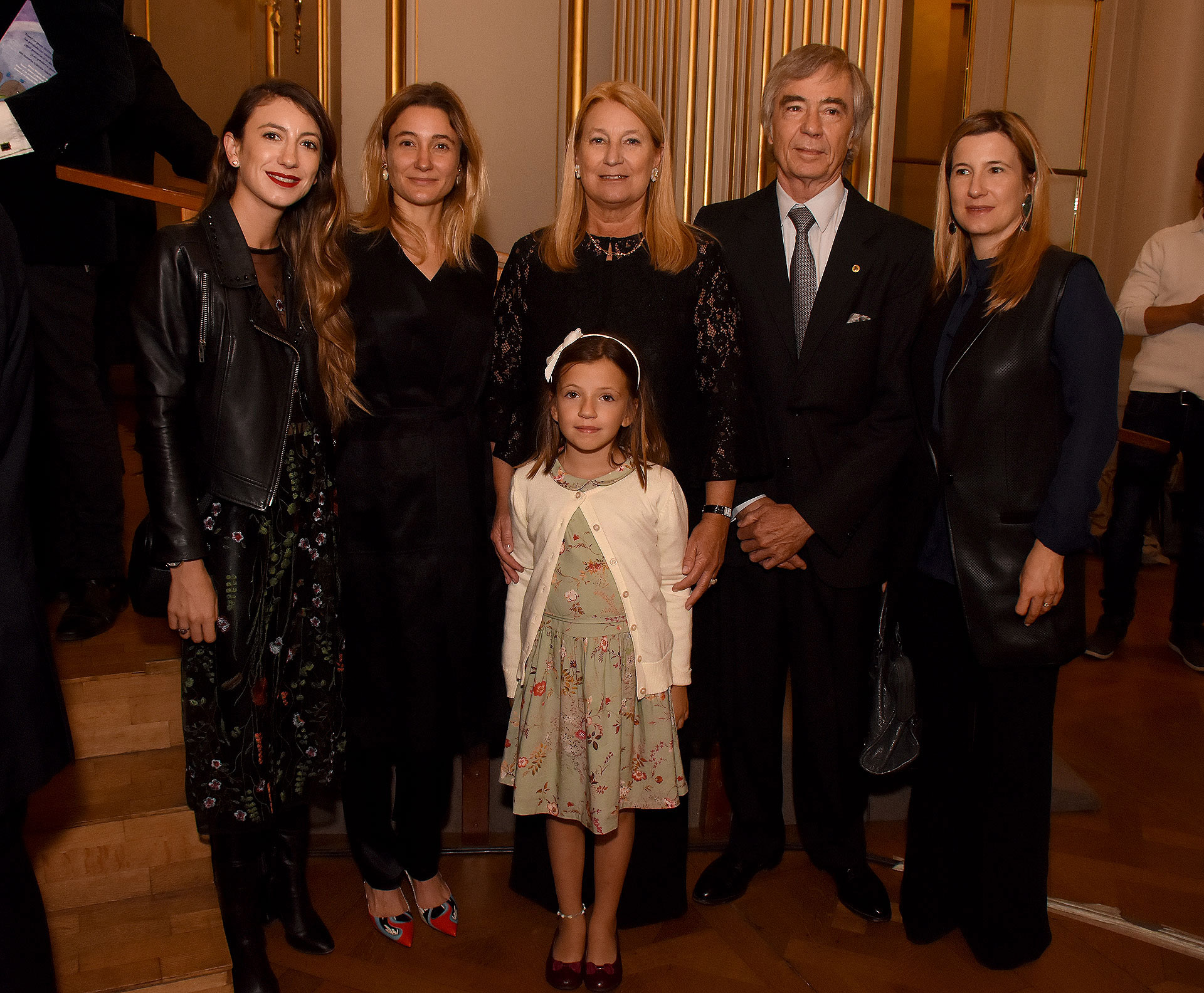 María Taquini de Blaquier junto a su marido Charlie Blaquier, sus hijas Milagros, María y Agustina, y su nieta Tini