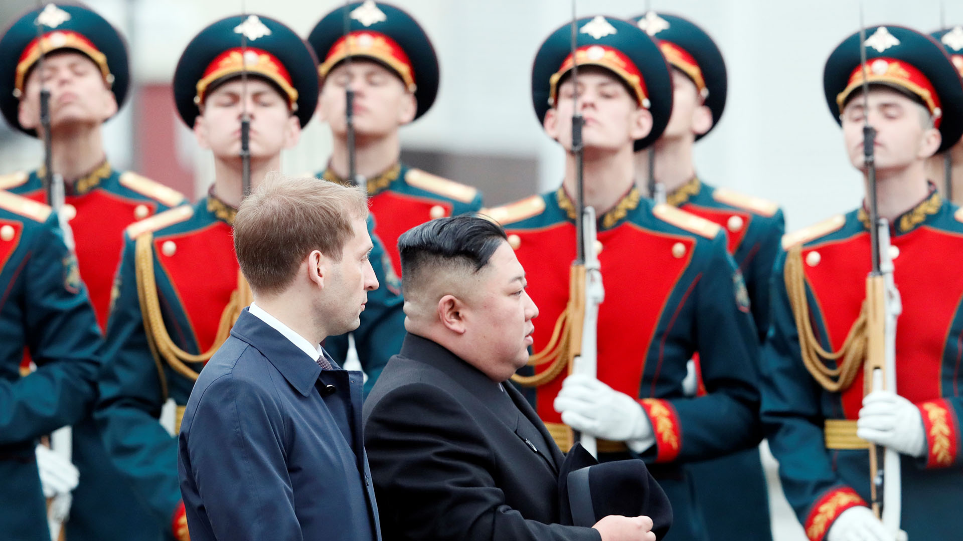 El líder norcoreano Kim Jong-un fue recibido con honores militares en la estación de trenes de Vladivostok (REUTERS/Shamil Zhumatov)