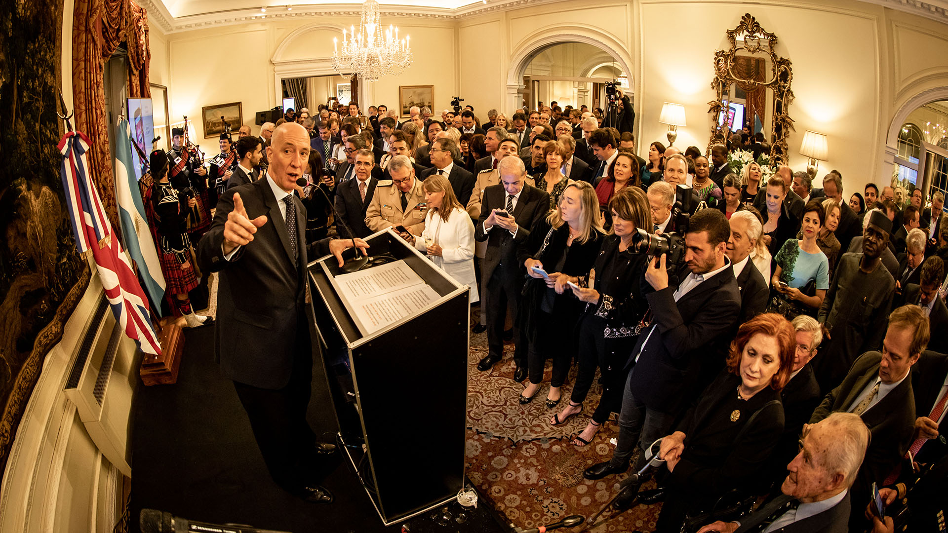 El evento contó además con dos exhibiciones que muestran los cruces entre la cultura británica y la argentina. En la entrada de la Residencia, los asistentes pudieron apreciar algunas de las imágenes que tomó la fotógrafa inglesa Scarlet Page, hija de Jimmy Page y especialista en retratar a estrellas del rock, como Paul McCartney o Charly García