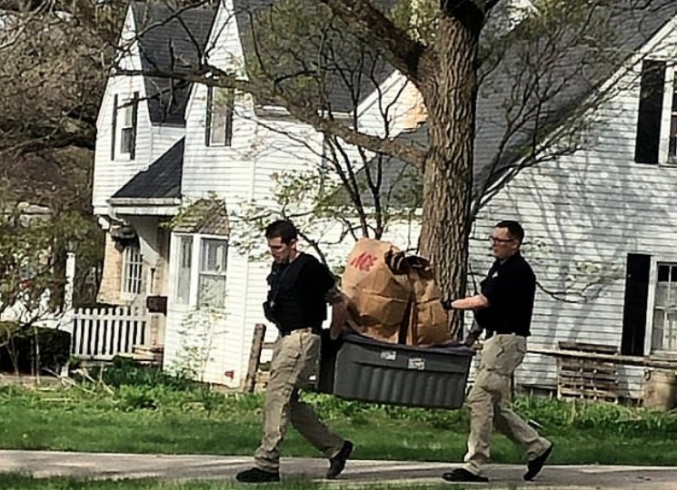 La policía sacó varias cosas de la casa de la familia (Foto: Especial)