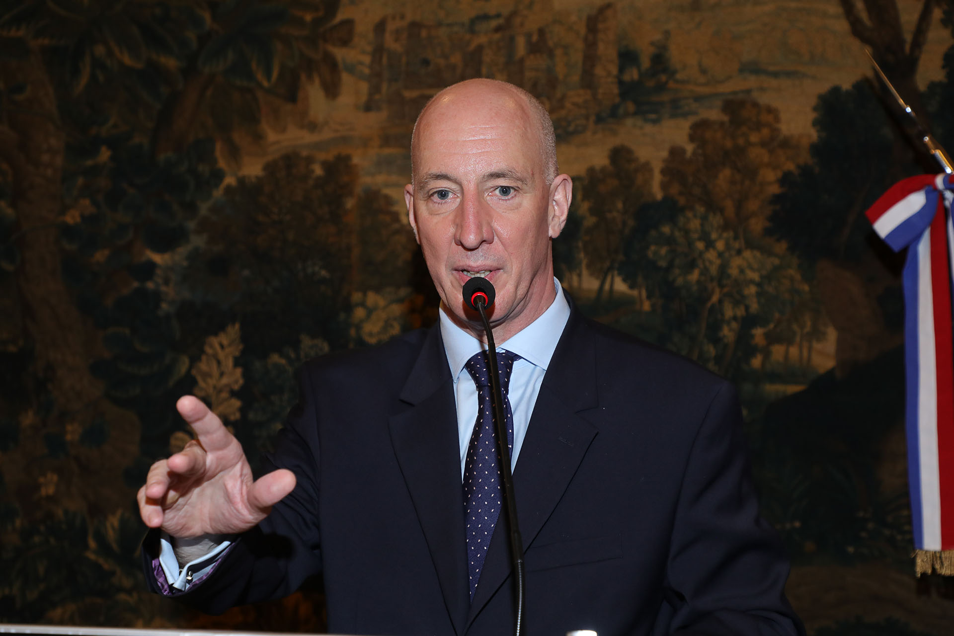El embajador británico, Mark Kent, presentó un innovador juego interactivo en el que puso a prueba el conocimiento que tenían los invitados sobre las actividades de la embajada