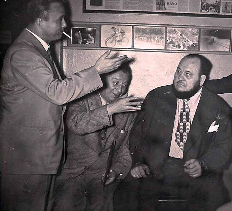 Lázaro Koci (de pie a la izquierda) y el Hombre Montaña (sentado, a la derecha)