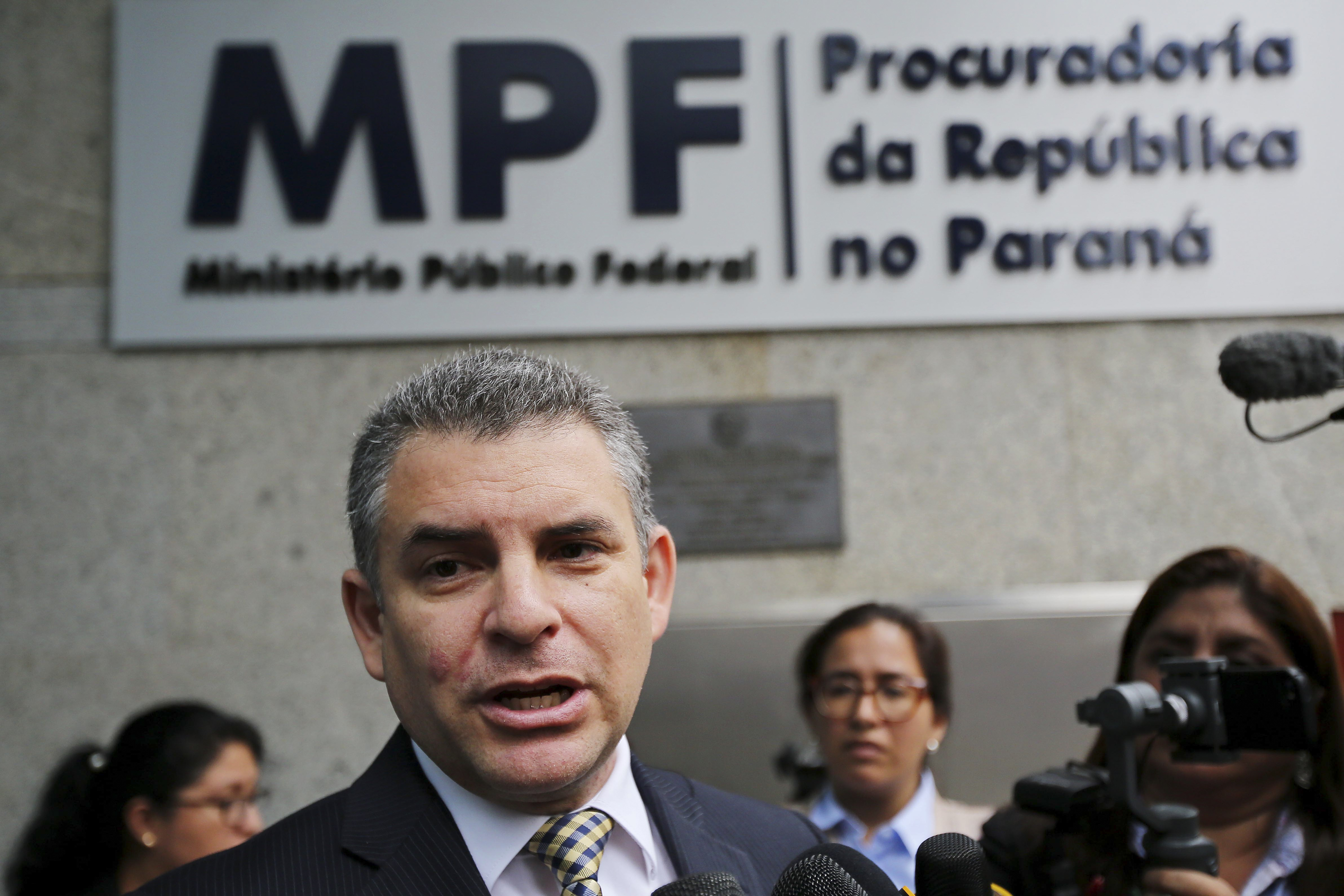 El jefe de la Fiscalía peruana para el caso Lava Jato, Rafael Vela frente la Ministerio Público Fiscal en Curitiba, Brasil (Heuler Andrey / AFP)