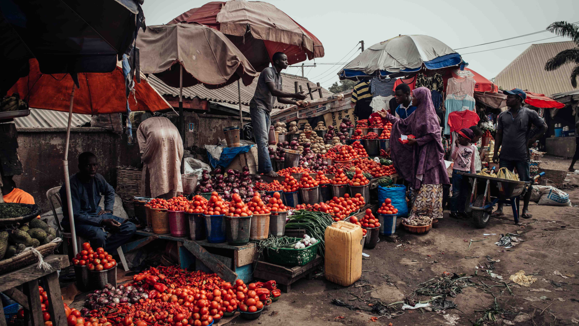 Un mercado en Abuya, la capital nigeriana. Nigeria, el país más poblado de África, habría sido un 29 por ciento más rico sin el cambio climático, según lo que ha estimado un nuevo estudio. (Nwakalor Kenechukwu para The New York Times)