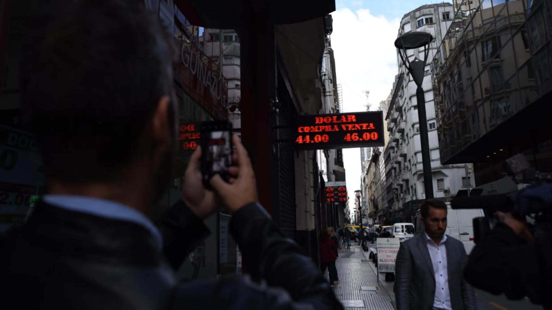 Uno de los carteles de cotización del dólar en la City porteña (Foto: Franco Fafasuli)