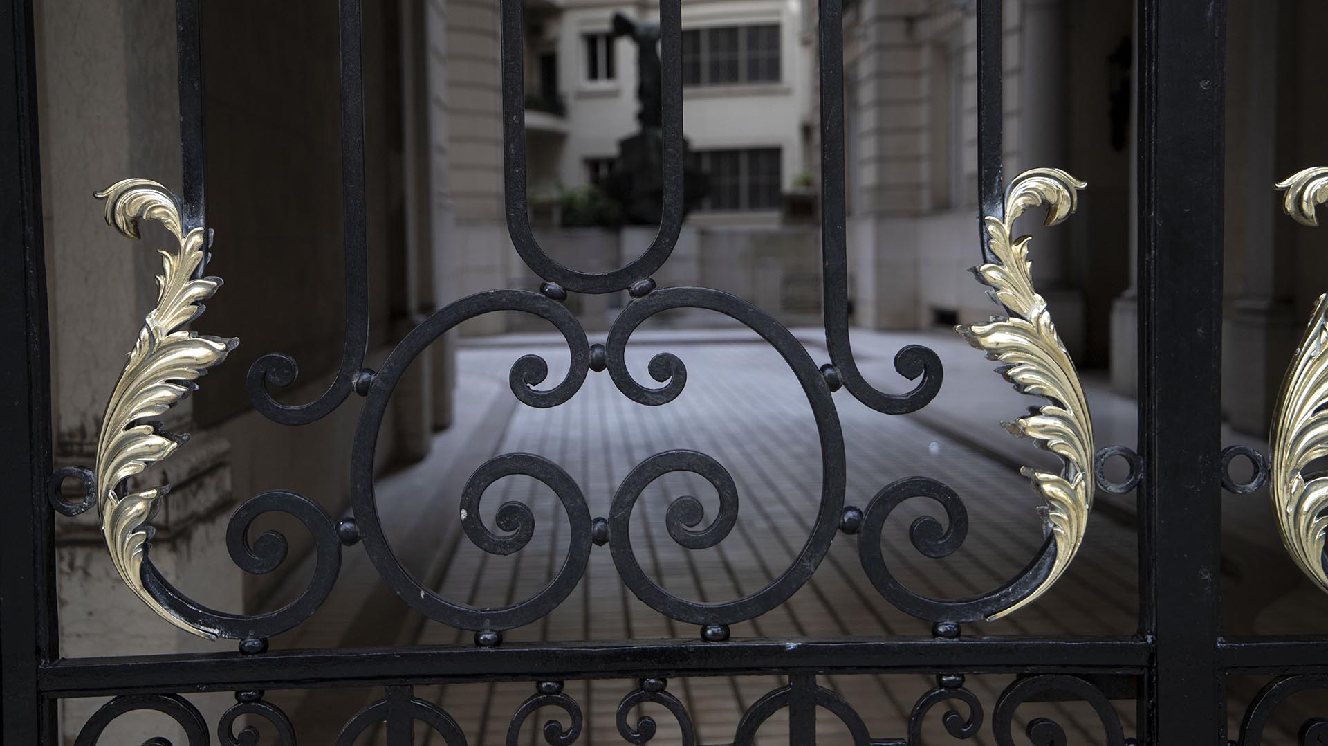 La entrada por Suipacha simula los portones europeos de época