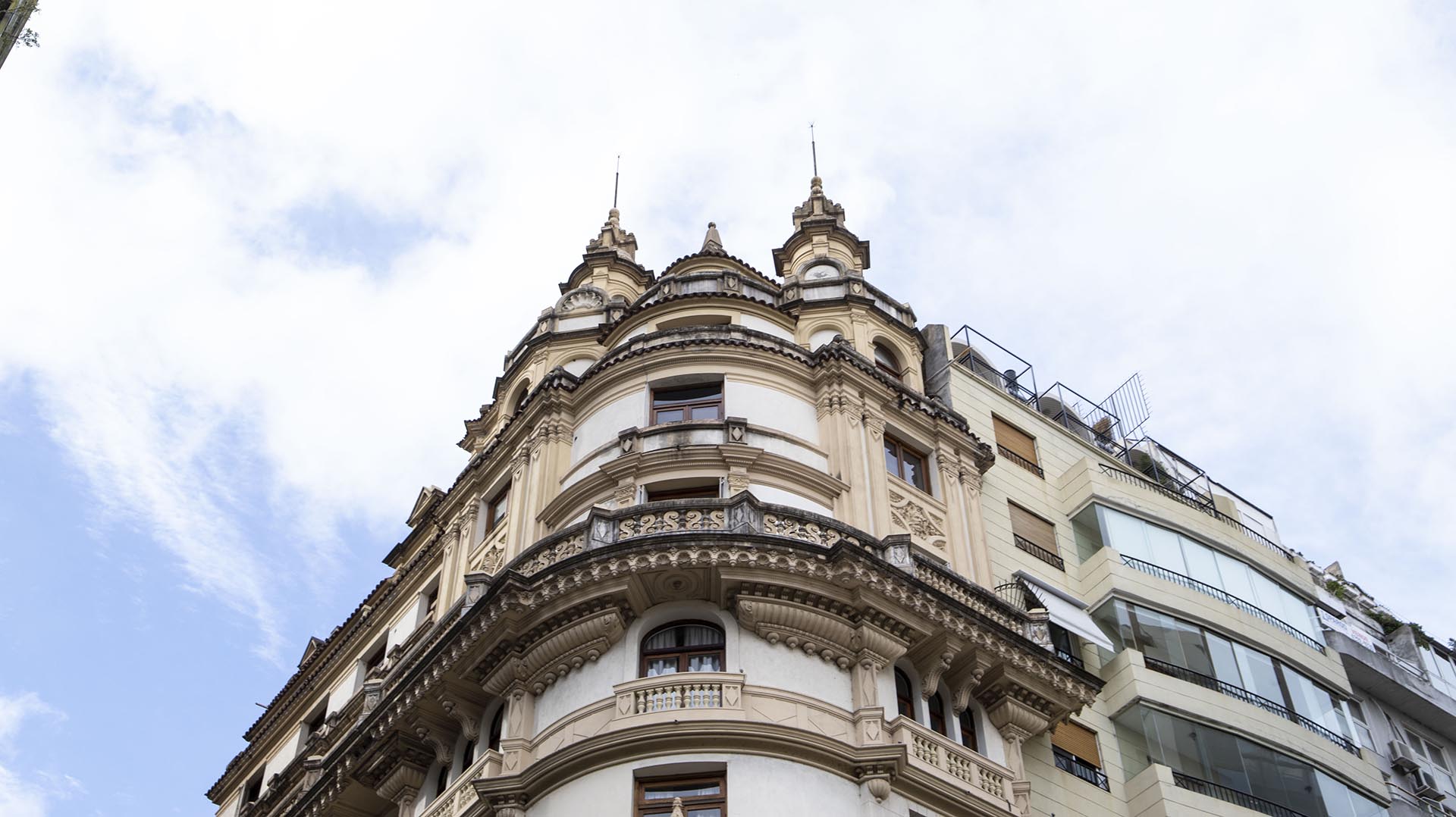 Las mini cúpulas asoman desde el último piso