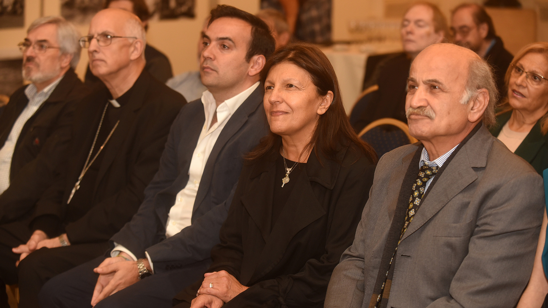 Los padres de Nínawa Daher, Alicia y Ghandour, en la primera fila de la inauguración de la muestra