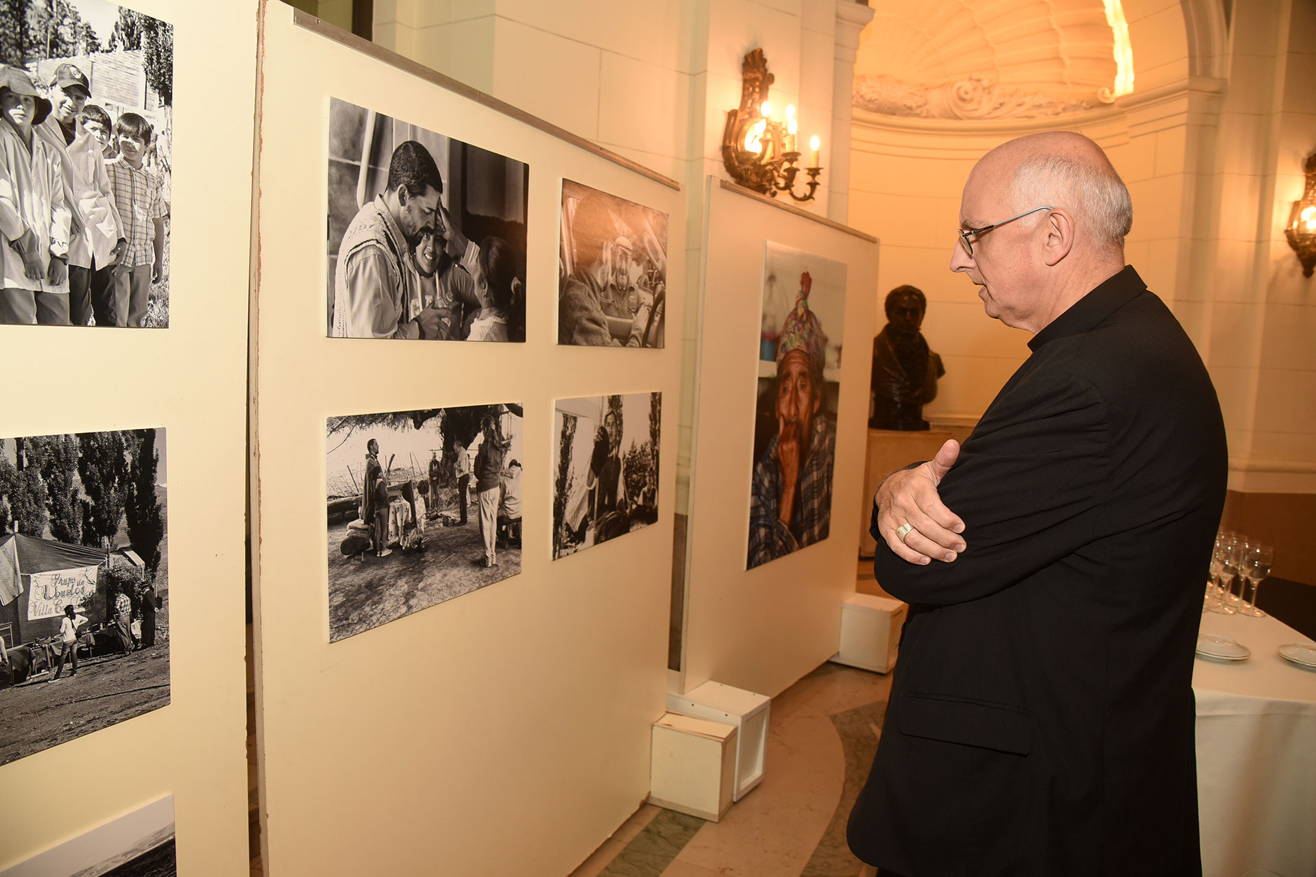 Monseñor Santiago Olivera, Obispo Castrense de la República Argentina, contemplando las fotografías