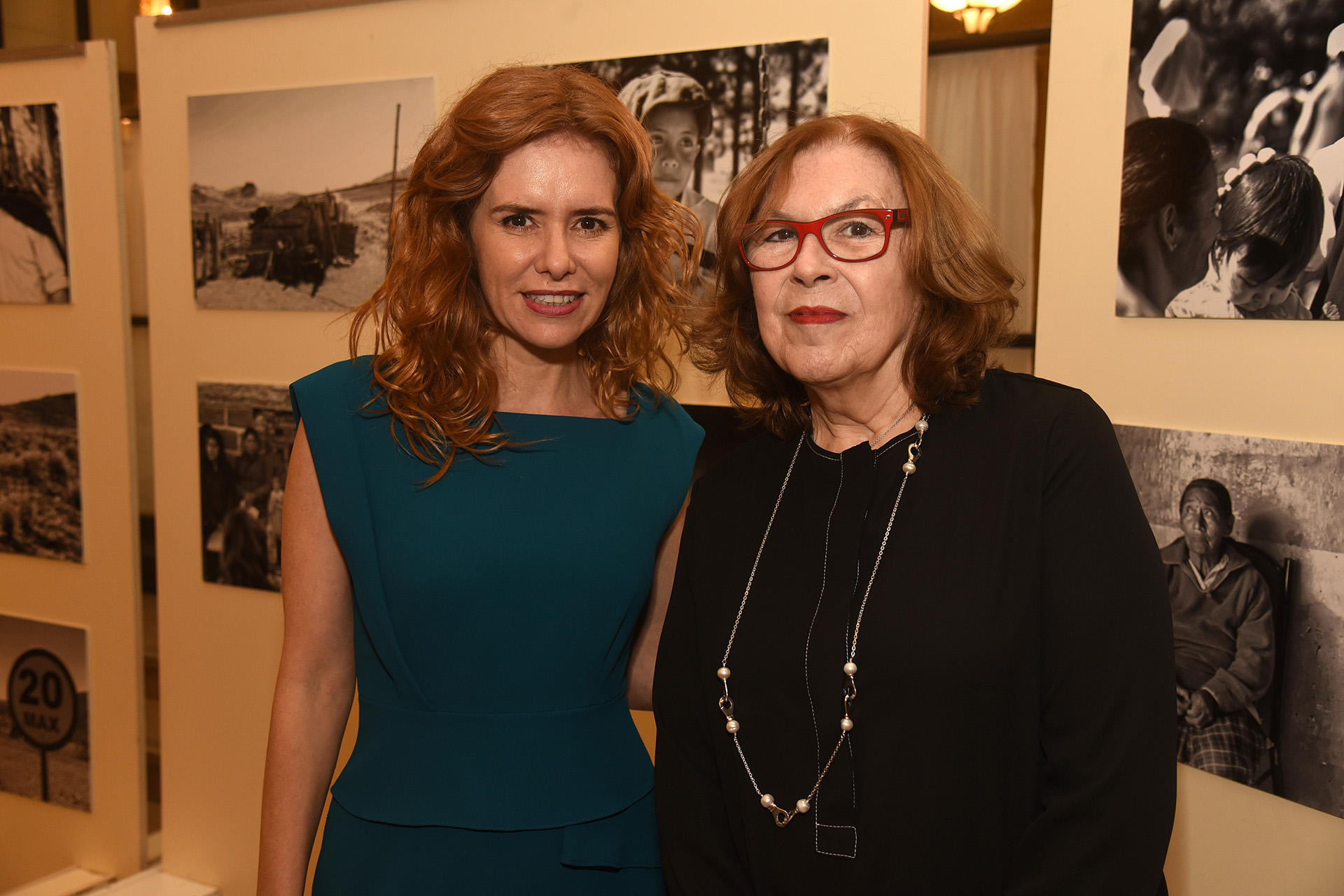 Ana Martínez Quijano, crítica de arte y curadora, junto a Karina El Azem