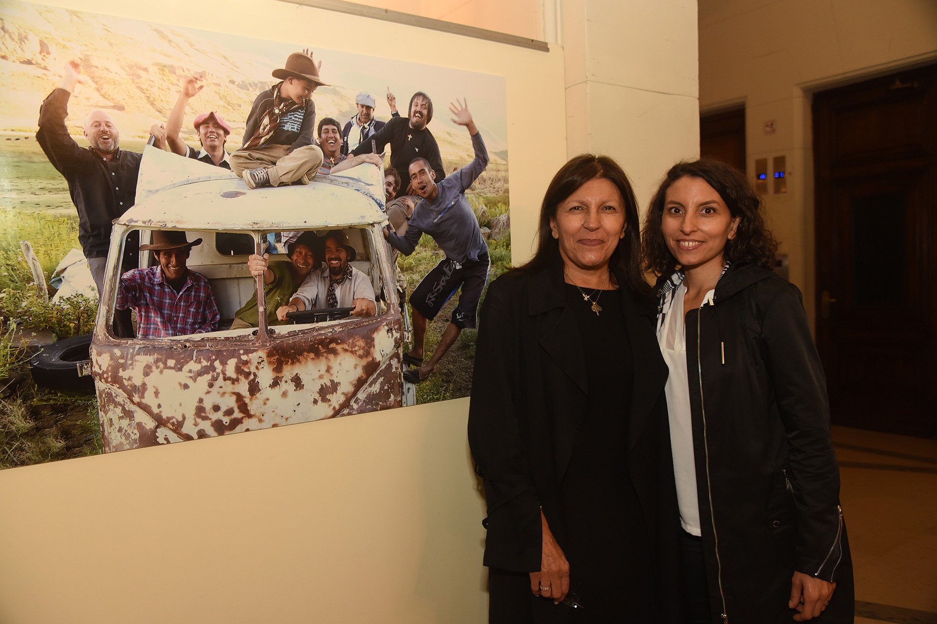Alicia Daher y su hija Sumaia, cantante y música. Por el contenido comunicacional de la muestra que fue expuesta por la Fundación Nínawa Daher en el Centro Cultural Borges, en Agosto de 2018, la Legislatura de la Ciudad de Buenos Aires consideró que el mensaje merecía estar en su hall de honor