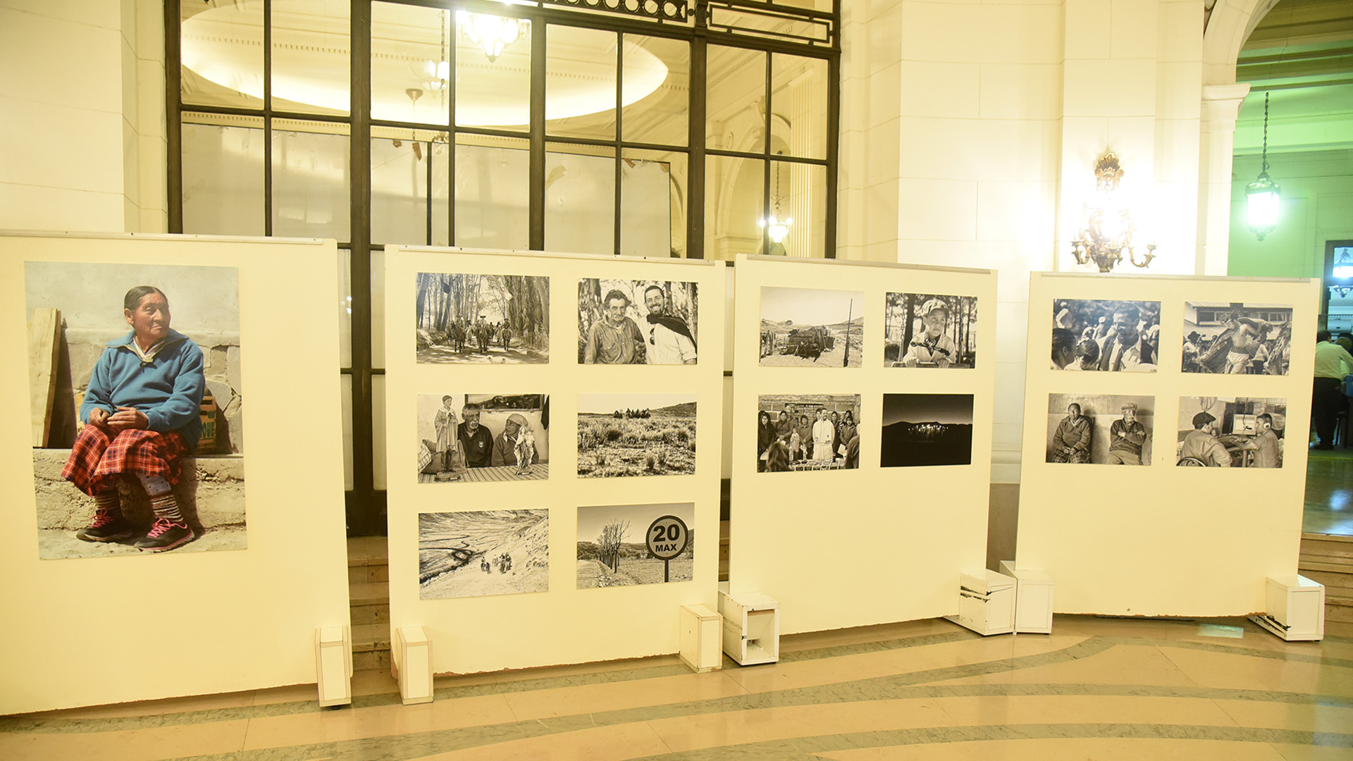Las obras se exponen en la Legislatura porteña: se trata de fotografías que retratan la labor del Padre Diego Canale, primer protagonista del programa “Semillas de Esperanzas”, creado por la Fundación Nínawa Daher