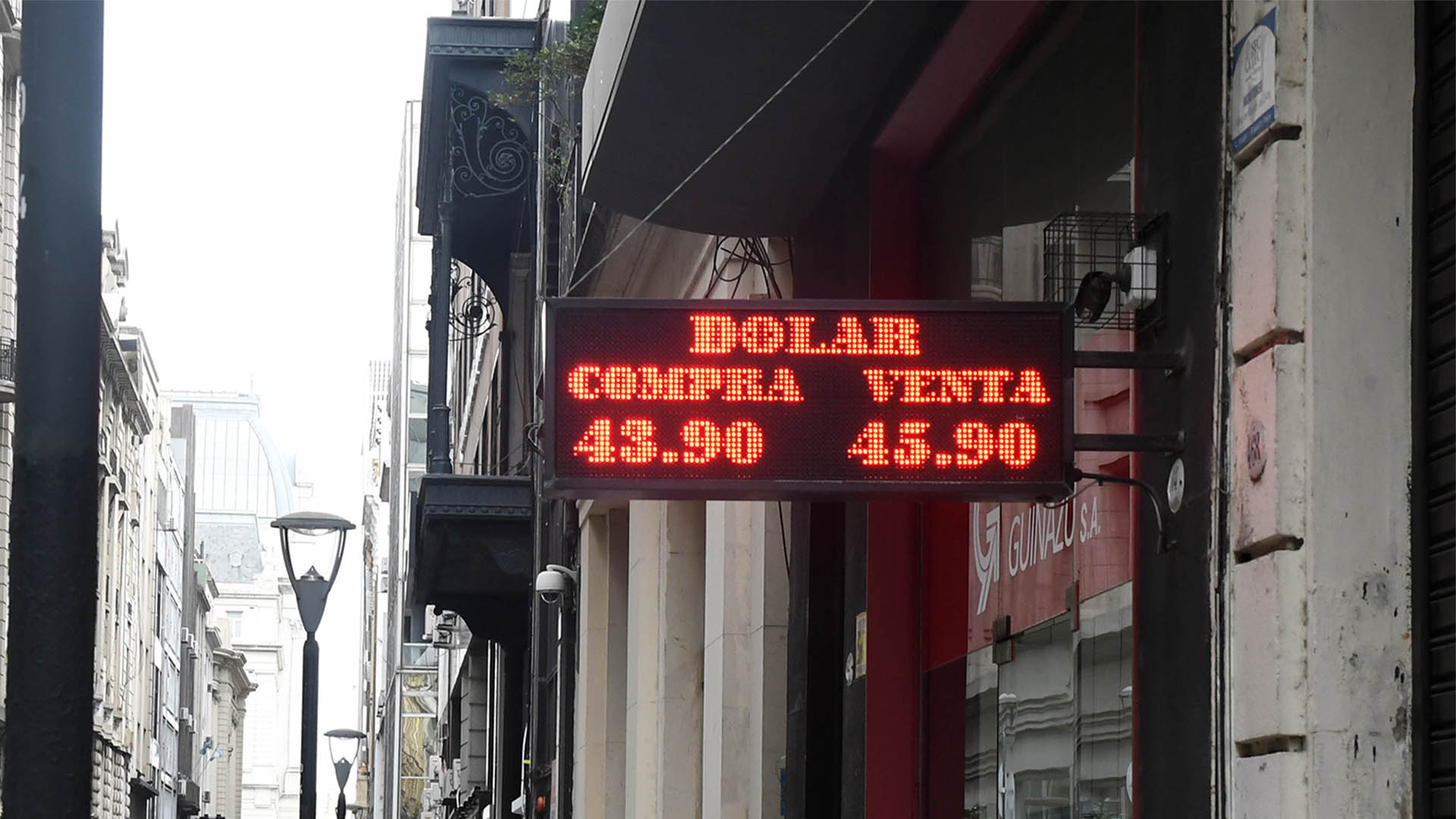 El mercado cambiario se mantiene volátil por factores internos de alta inflación e incertidumbre electoral, y externos por la forma de hacer política del presidente Donald Trump (Télam)
