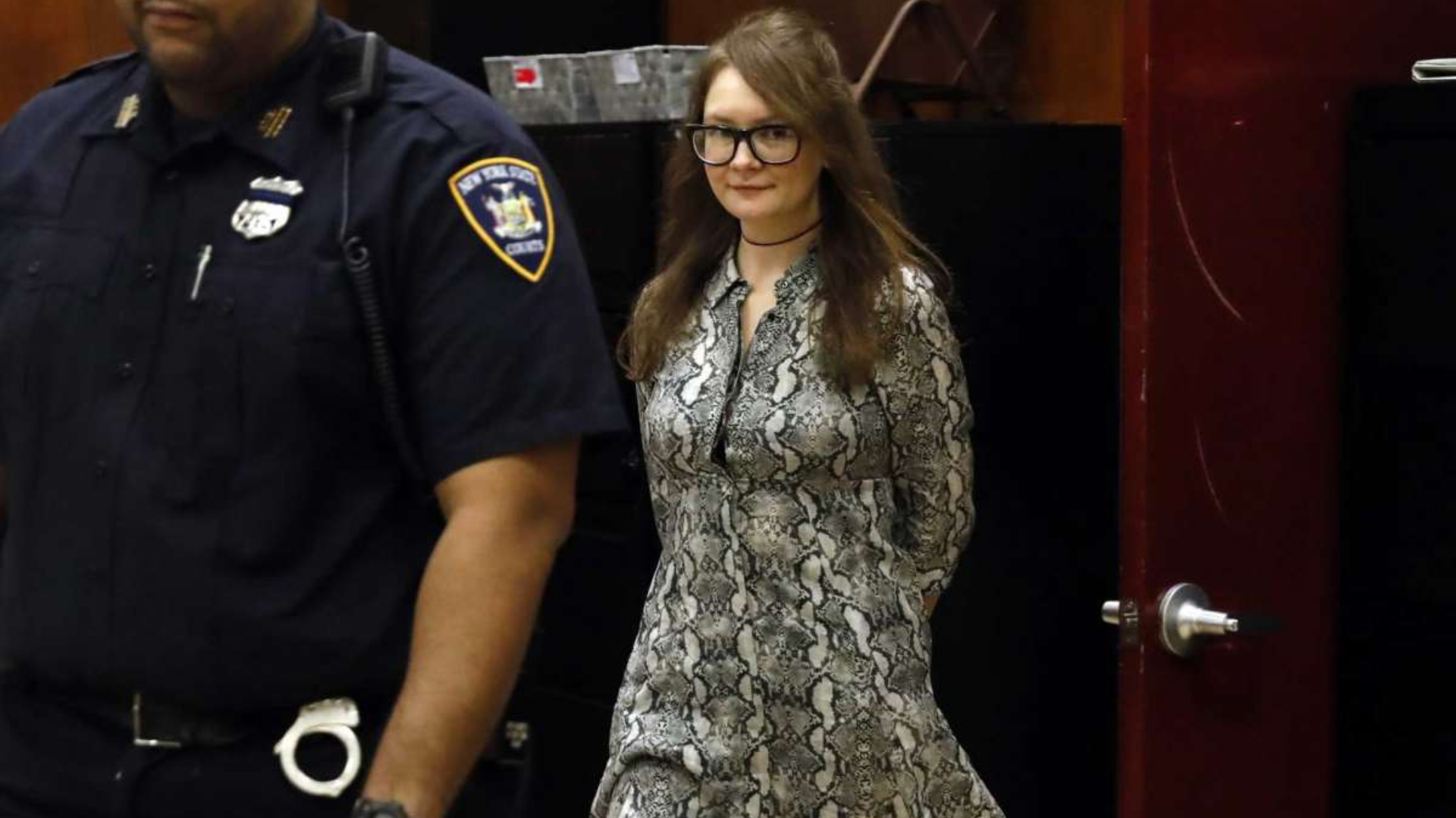 Anna Sorokin regresa de un receso durante su juicio en la Corte del Estado de Nueva York,(Foto: AP)