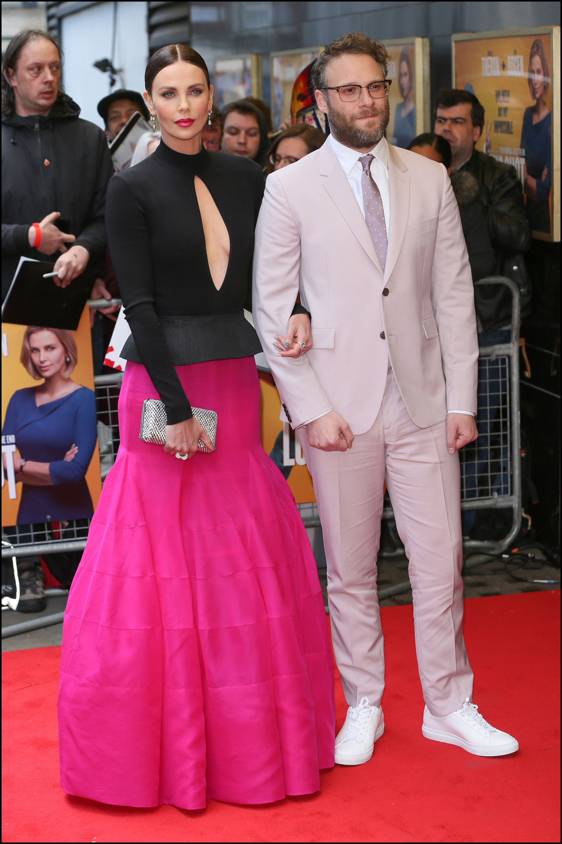 En la red carpet junto a Seth Rogen.