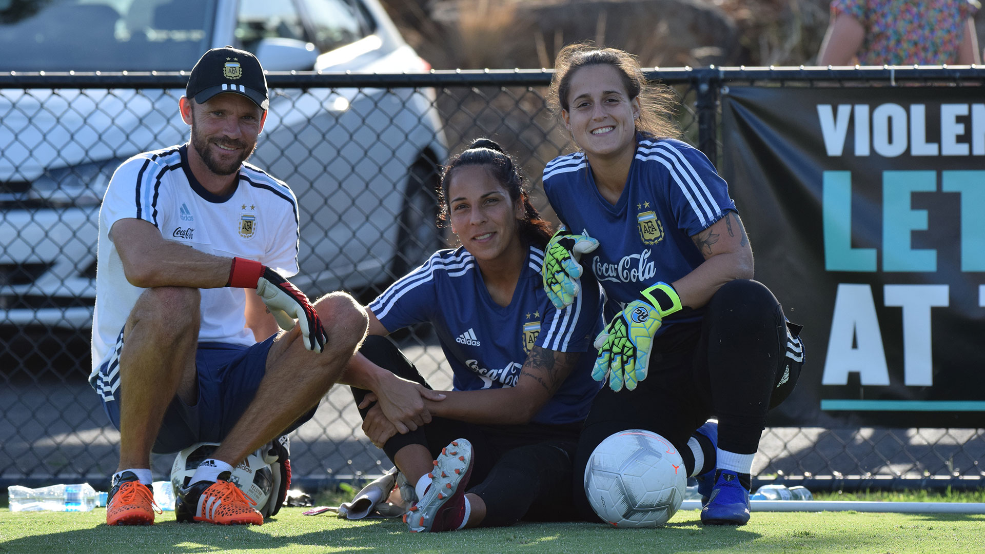 El entrenador de arqueras, Mauro Dobler, junto a Correa y Oliveros en un entrenamiento (Foto: Stefanía León -AFA)