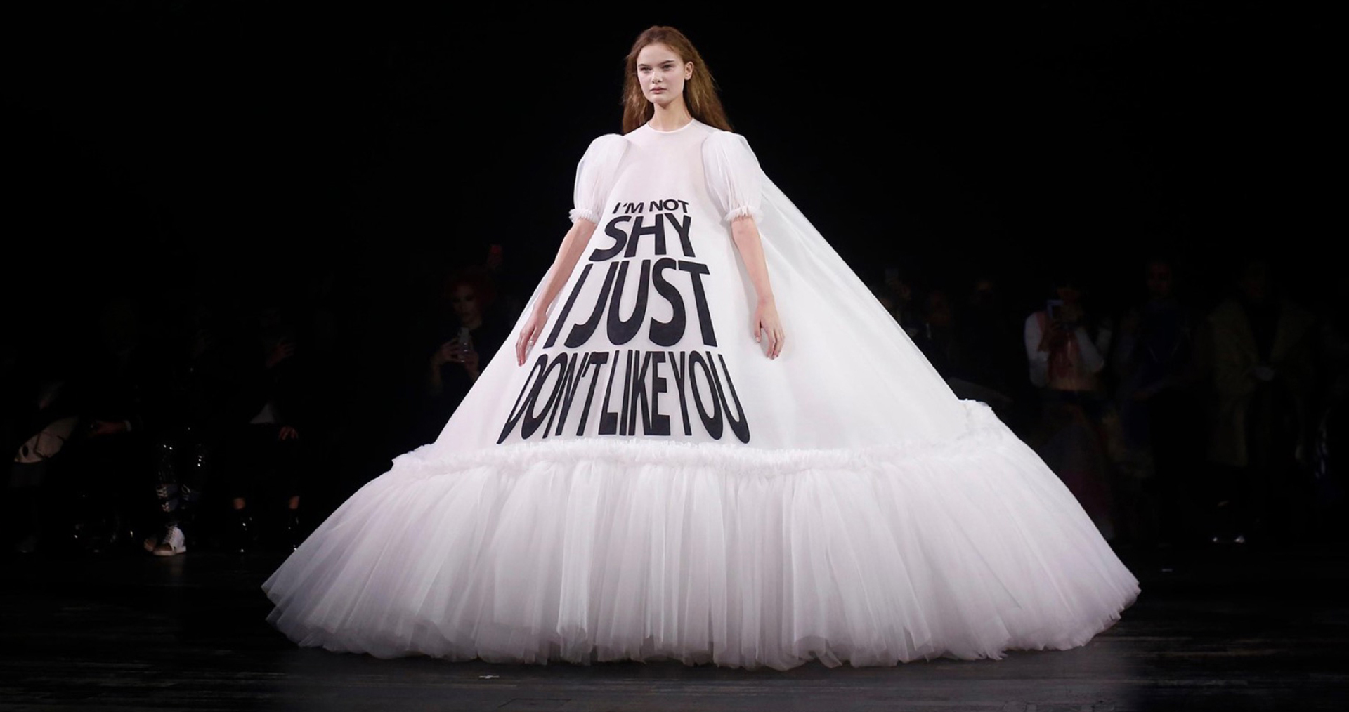 La MET Gala 2019 le da la bienvenida a los excesos, lo artificial y extravagante. Como los últimos diseños de Viktor and Rolf, de eso se trata la tendencia Camp.