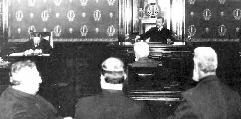 En 1911, Ignacio Albarracín (en el centro) fue juzgado por desacato a la autoridad.