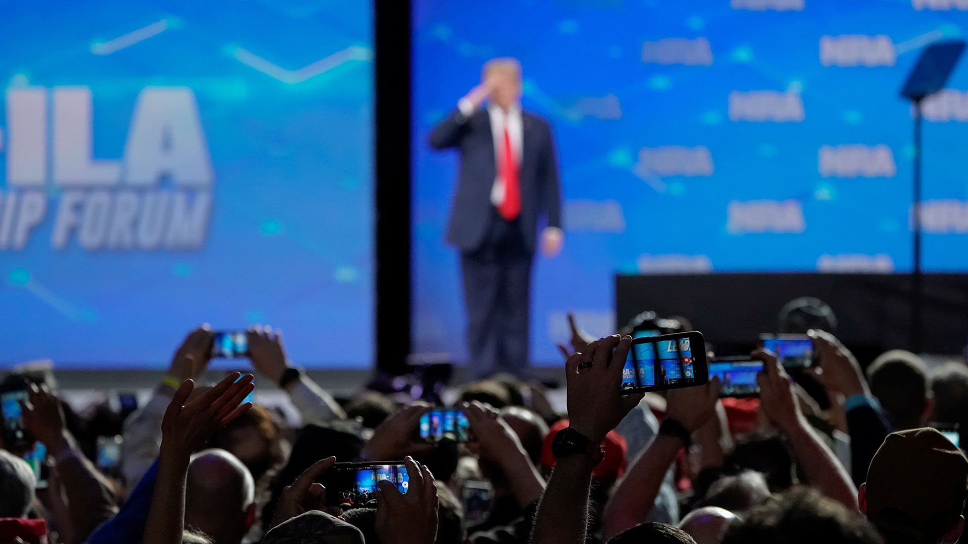 Trump arriesga perder varios votos y millones de dólares en financiamiento si intenta modificar las leyes sobre la venta de armas (Reuters)
